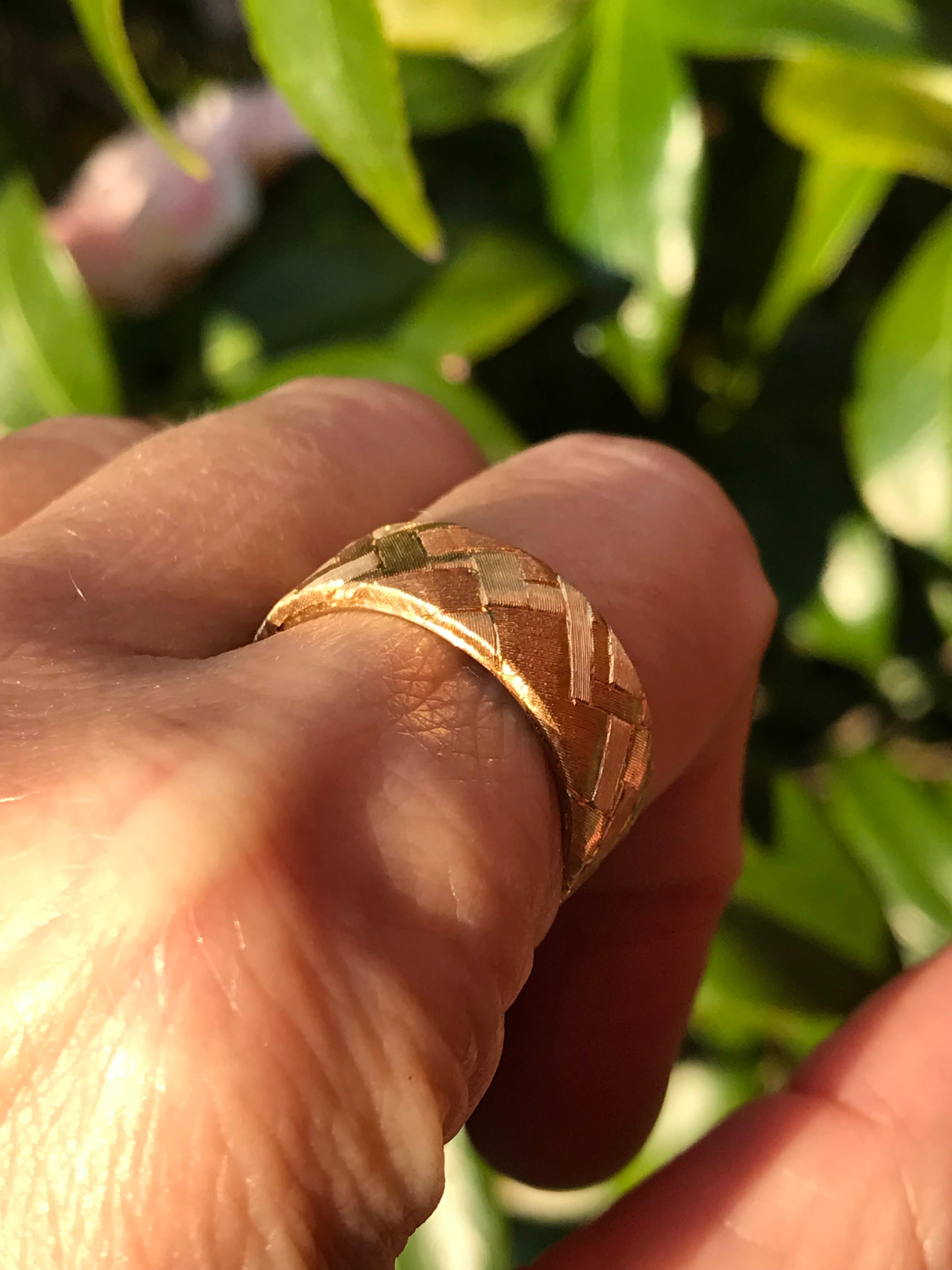 Contemporary Dalben Hand Engraved Gold Band Ring For Sale
