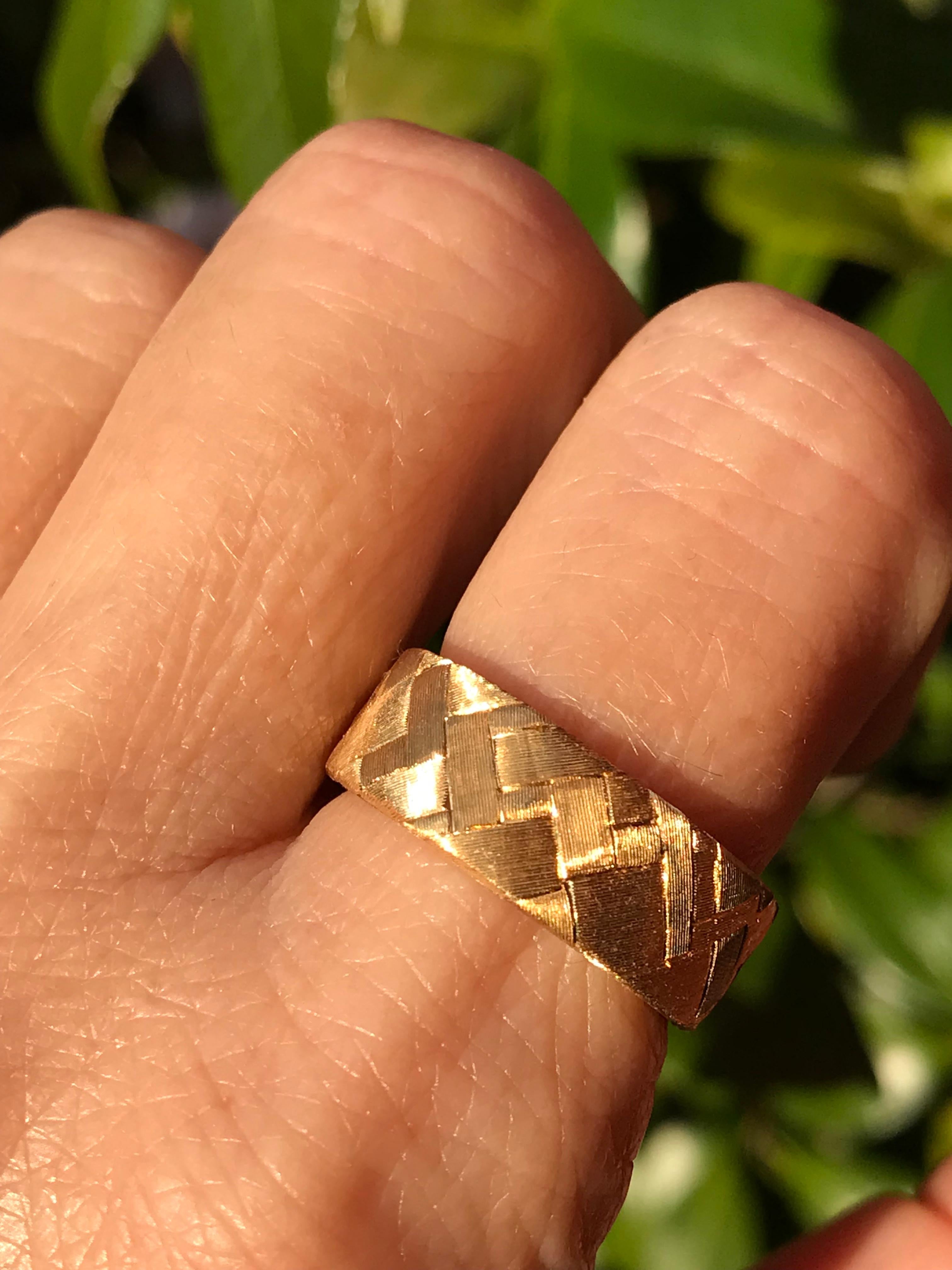 Dalben Hand Engraved Gold Band Ring In New Condition For Sale In Como, IT