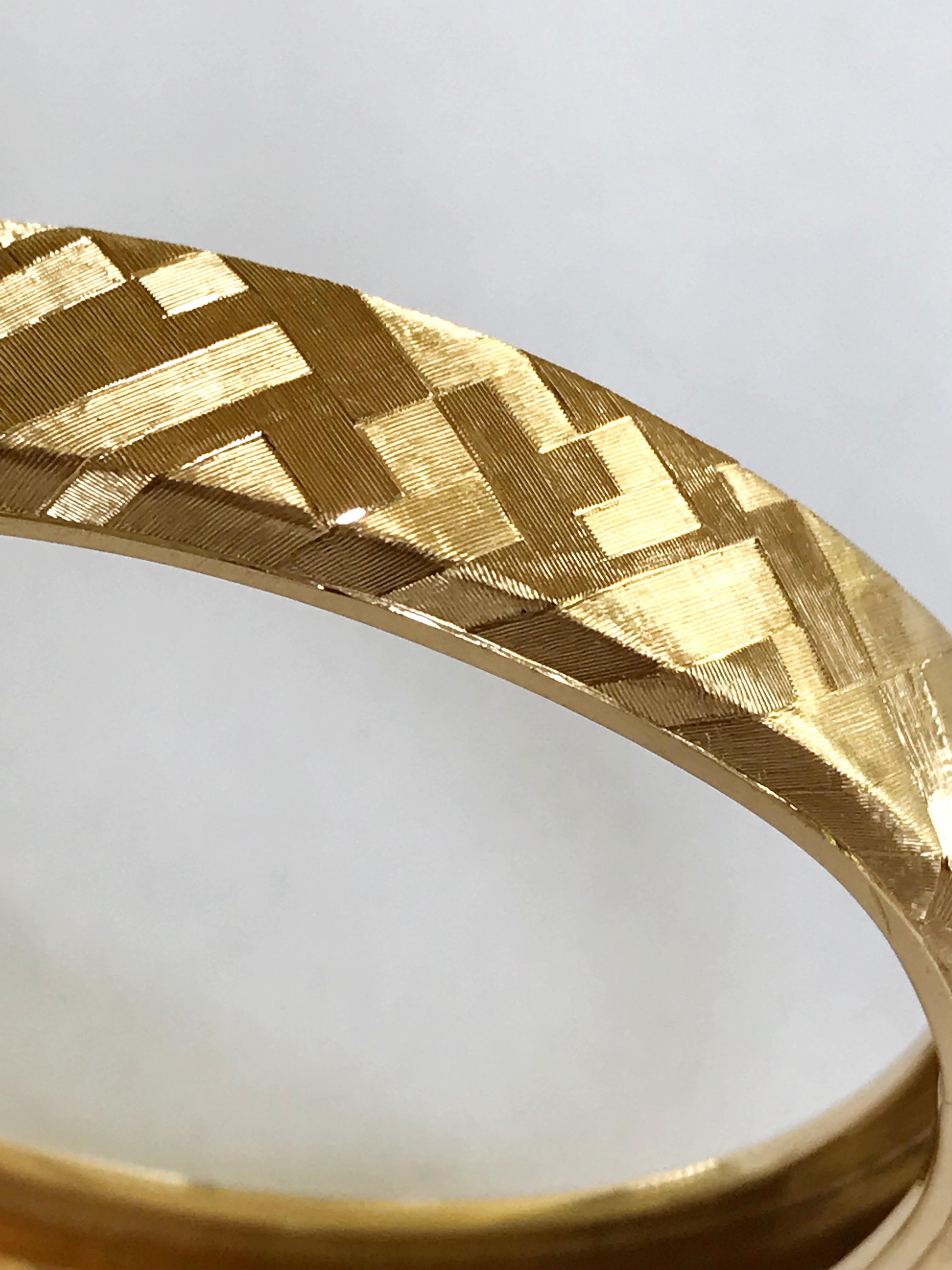 Dalben Hand Engraved Gold Bracelet In New Condition For Sale In Como, IT