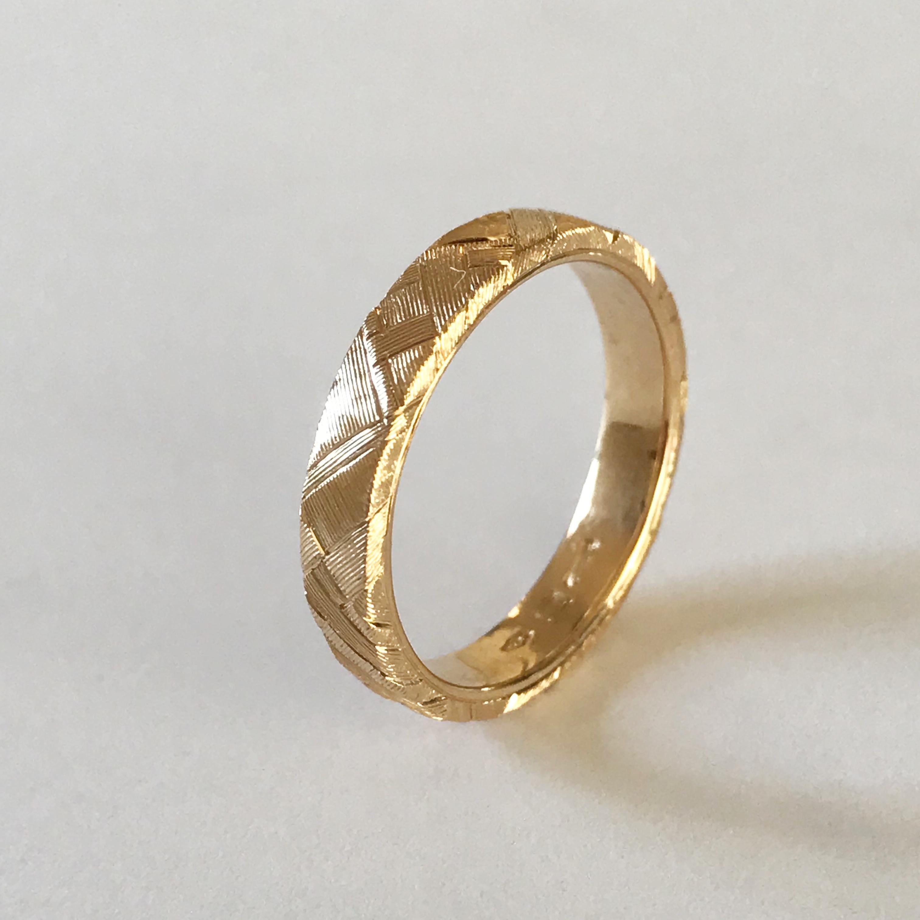 Contemporary Dalben Hand Engraved Small Gold Band Ring For Sale