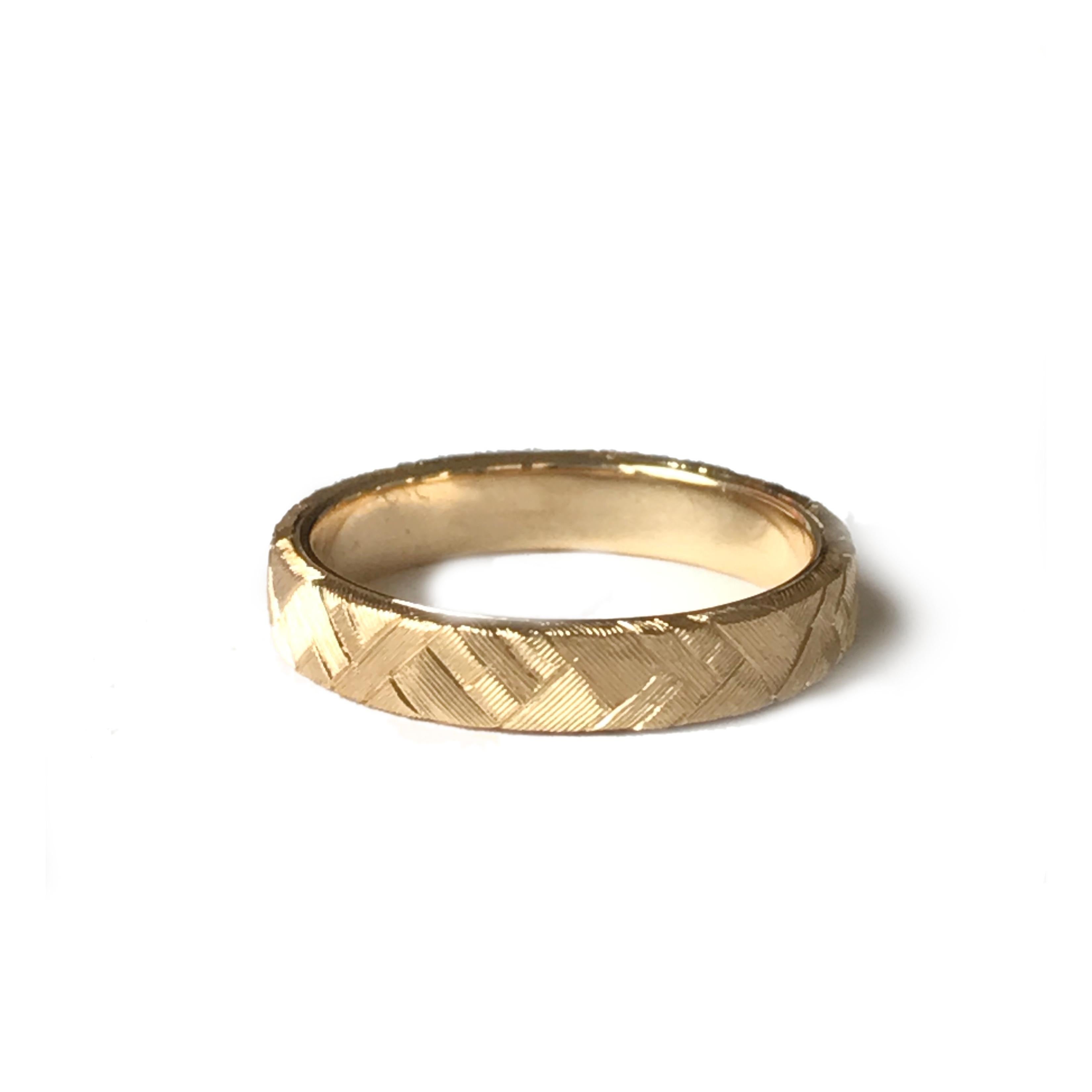 Dalben Hand Engraved Small Gold Band Ring In New Condition For Sale In Como, IT
