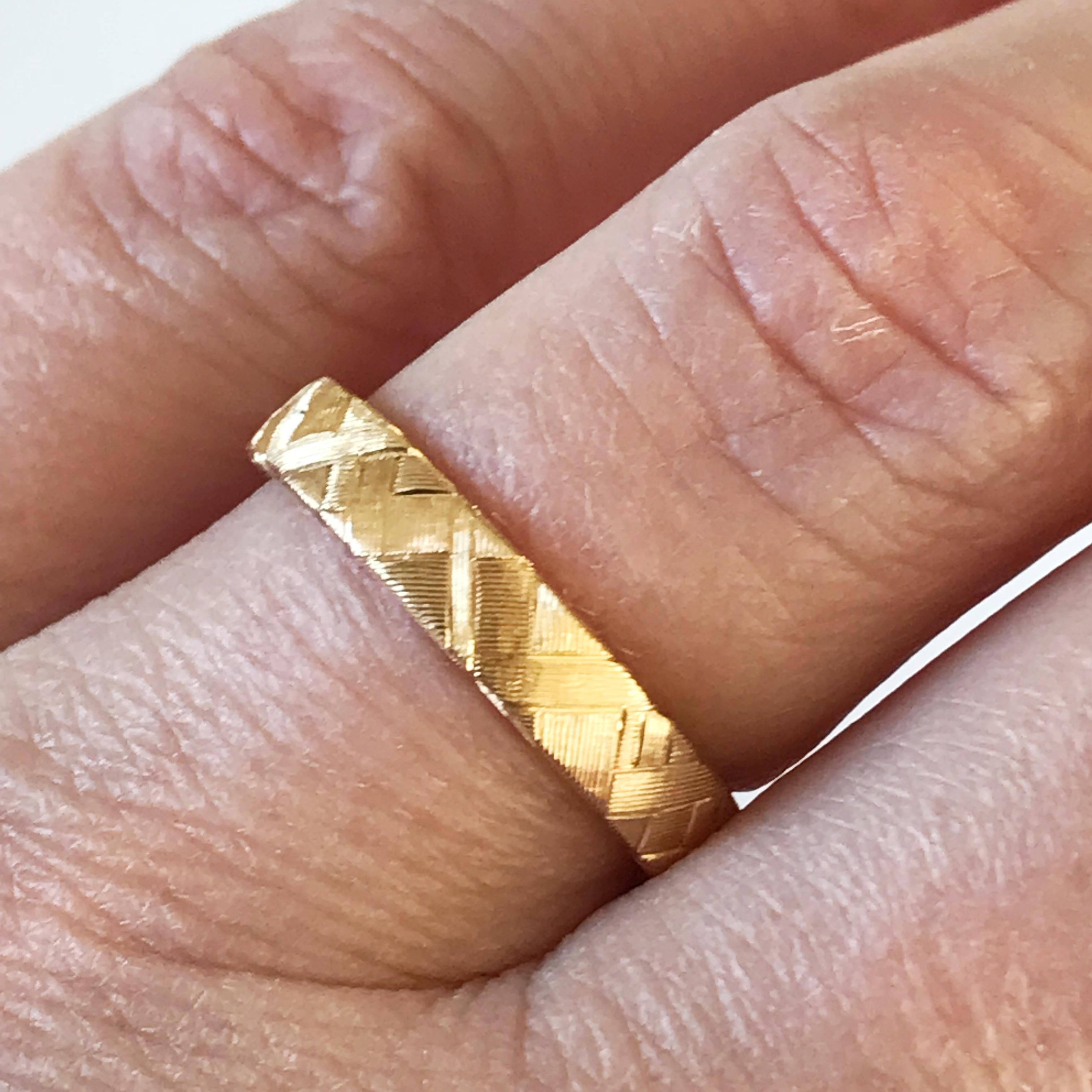 Dalben Hand Engraved Small Gold Band Ring For Sale 2