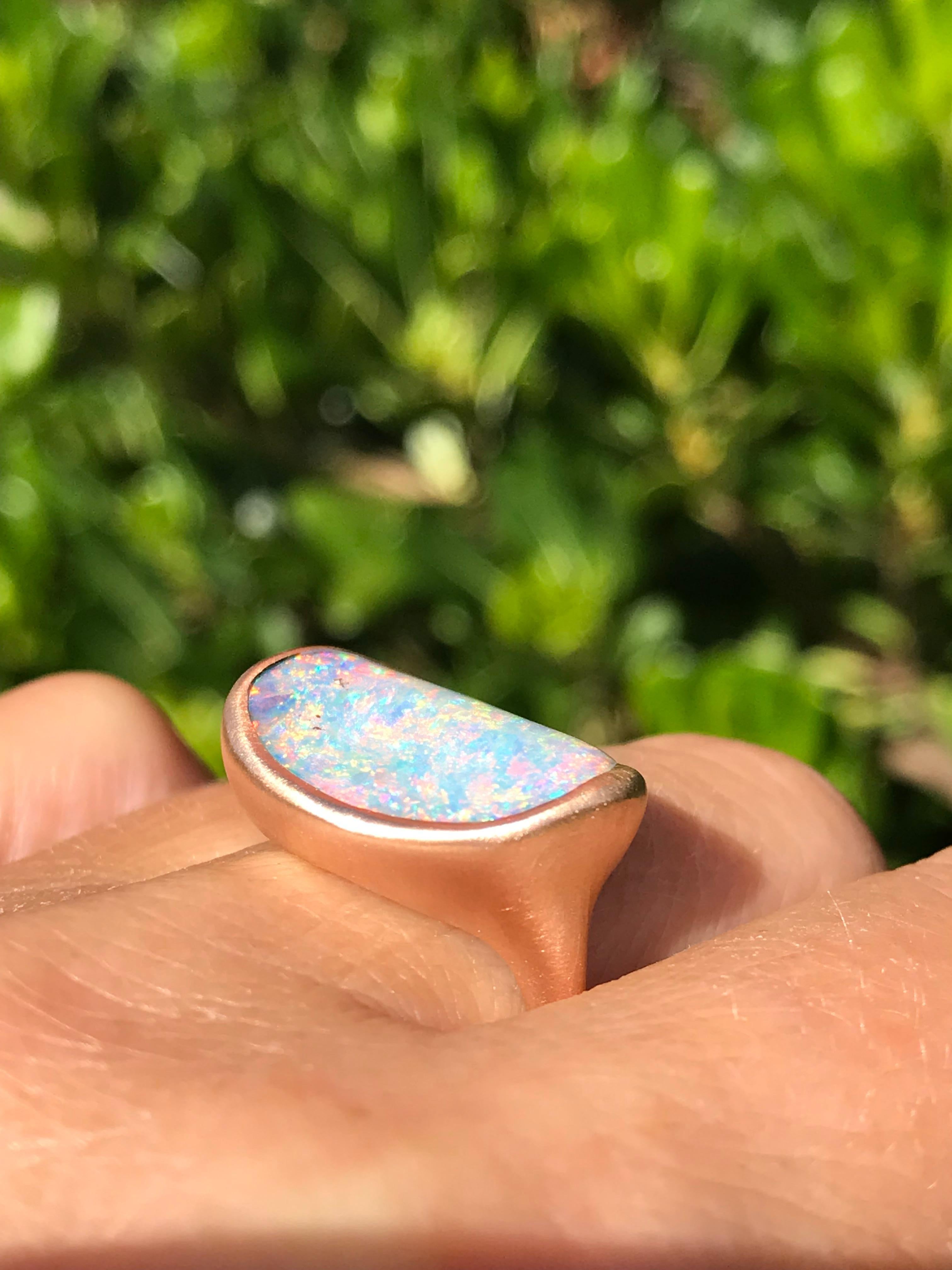 Dalben Hellblau und rosa  australischer Boulder-Opal-Ring aus Roségold (Rohschliff) im Angebot