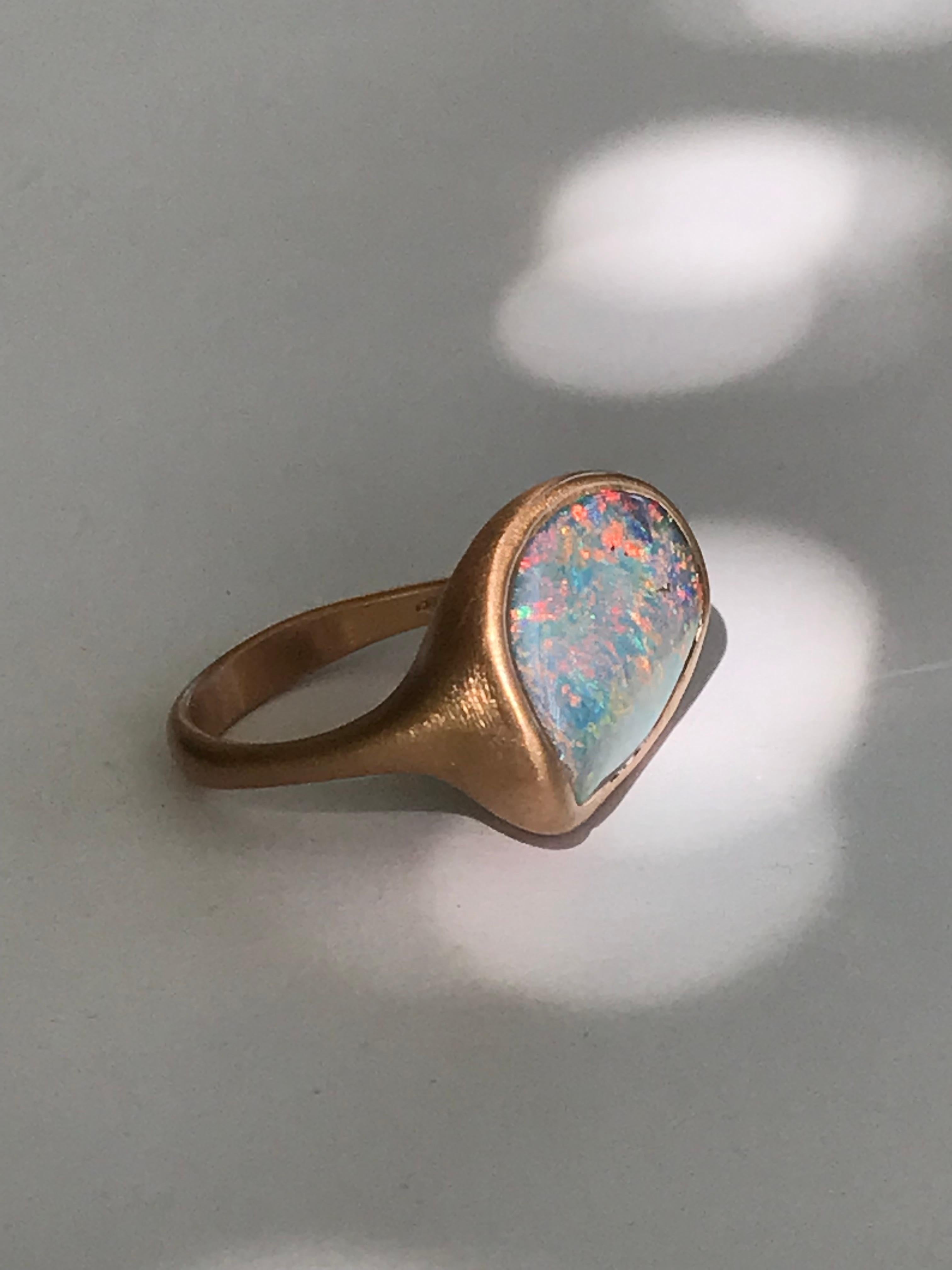 Dalben Hellblau und rosa  australischer Boulder-Opal-Ring aus Roségold im Angebot 3