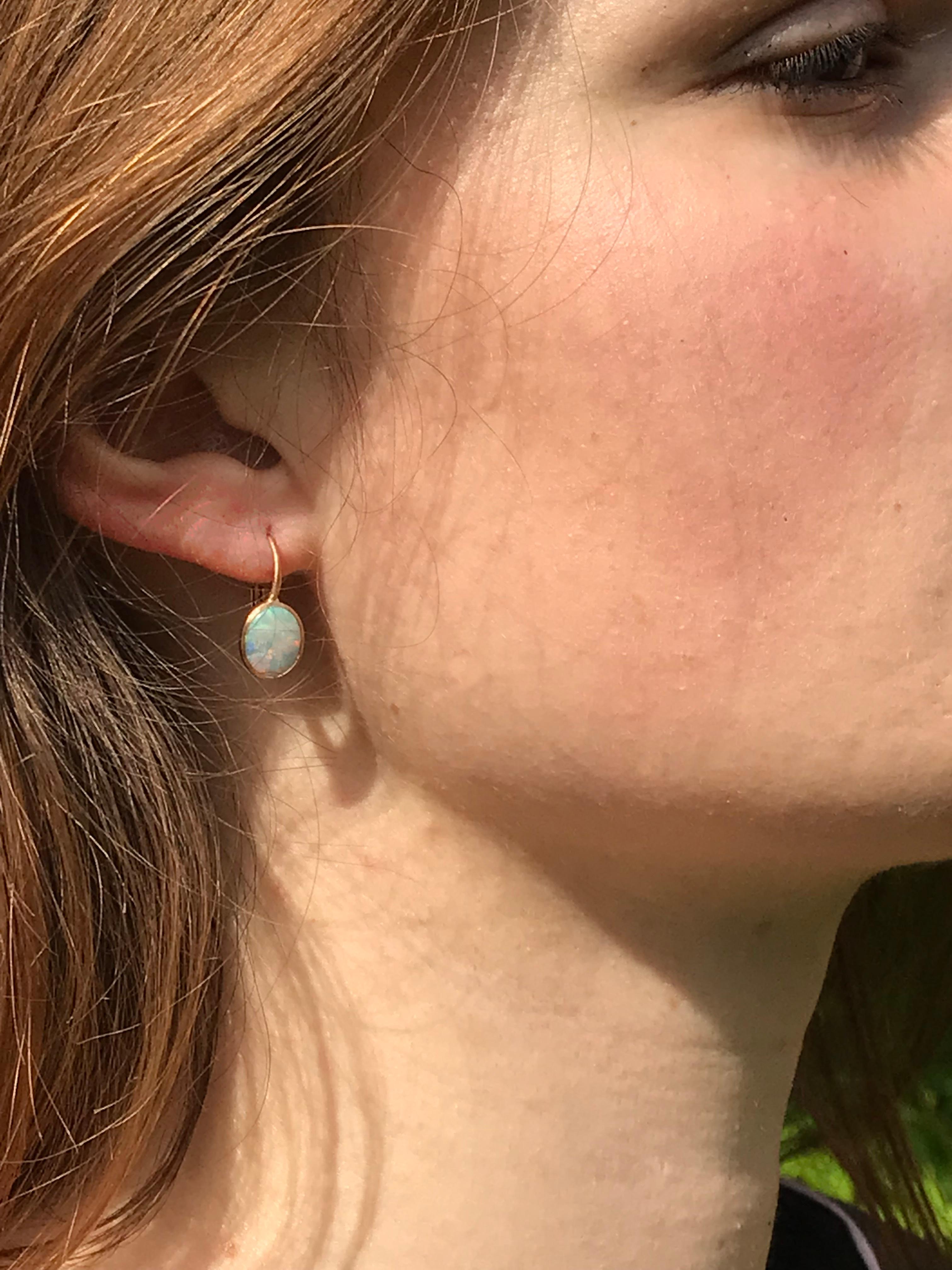 Contemporain Dalben Petites boucles d'oreilles ovales en or rose et opale d'Australie en vente