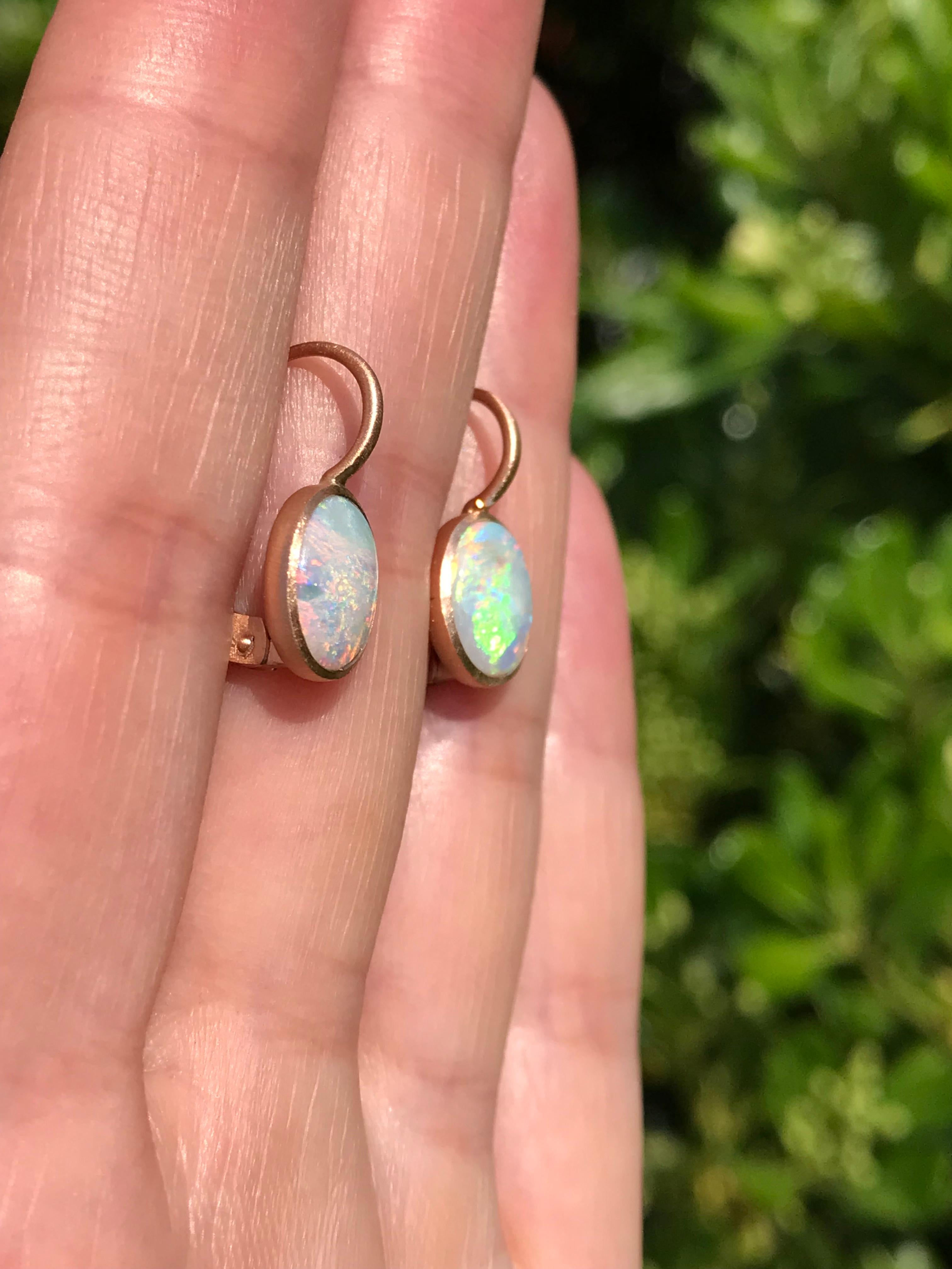 Dalben Petites boucles d'oreilles ovales en or rose et opale d'Australie Pour femmes en vente
