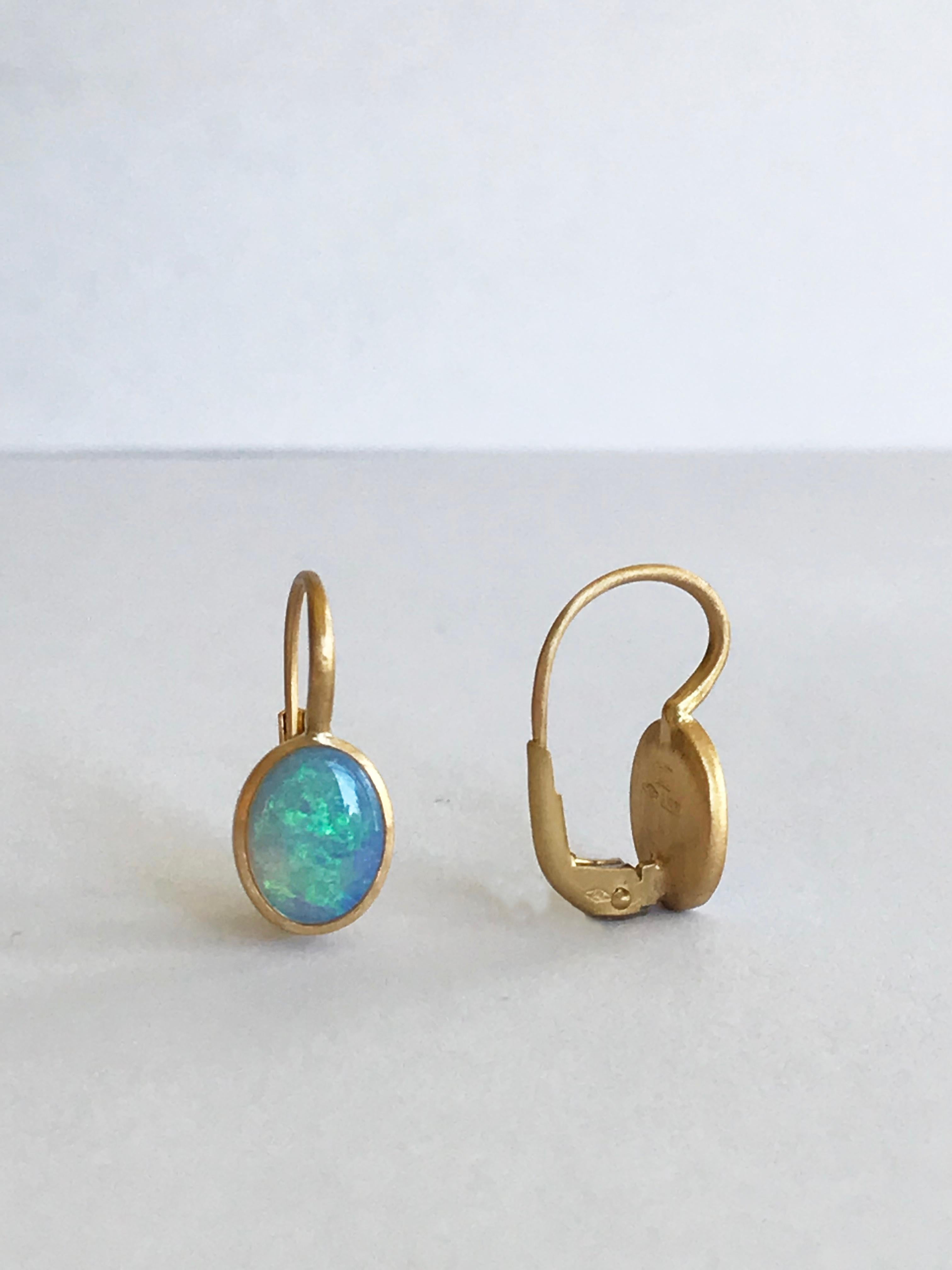 Kleine ovale australische Opal-Ohrringe aus Gelbgold von Dalben im Angebot 2