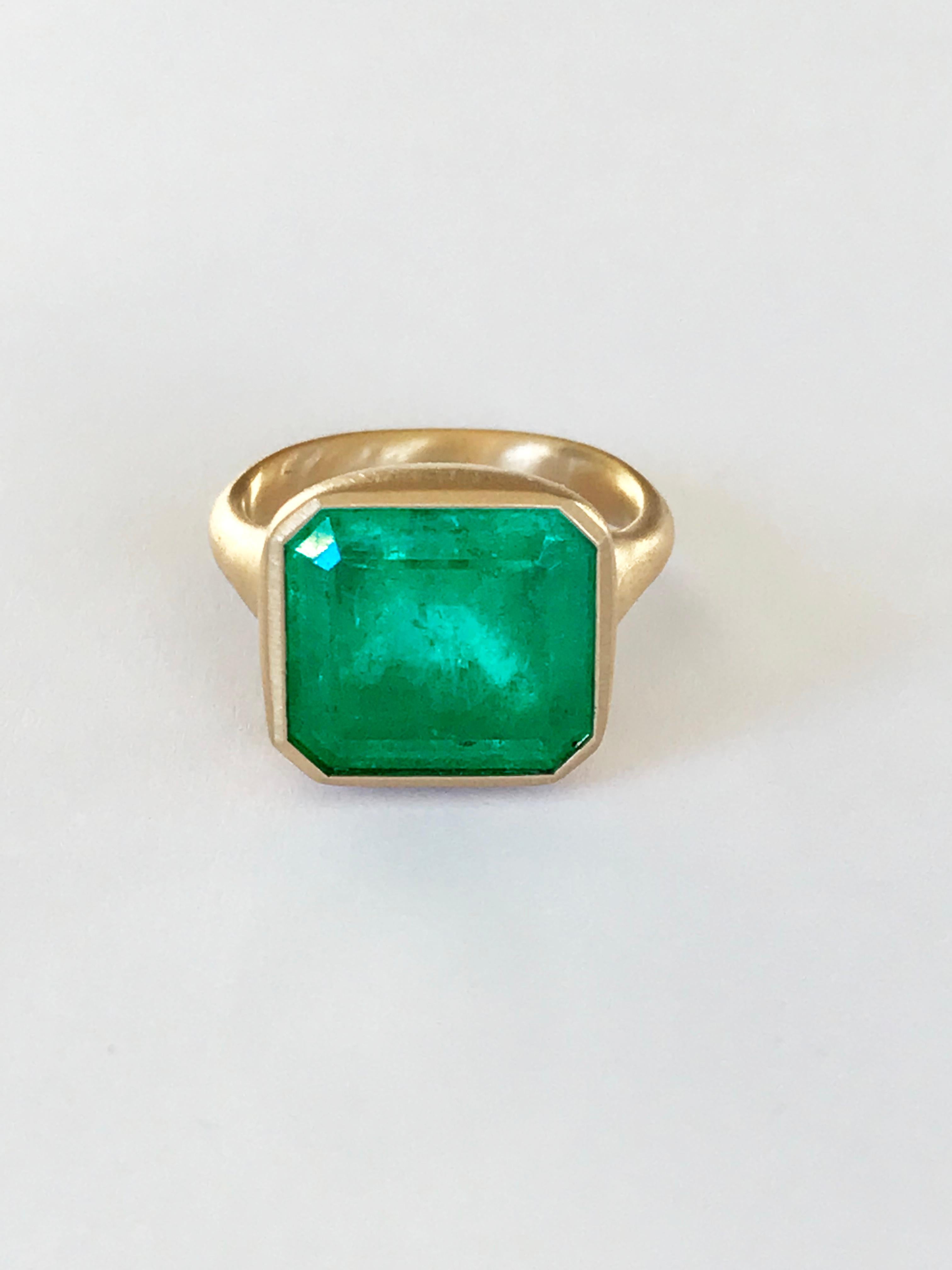 Dalben Magnificent 8.3 Carat Certified Colombian Emerald Yellow Gold Ring For Sale 4