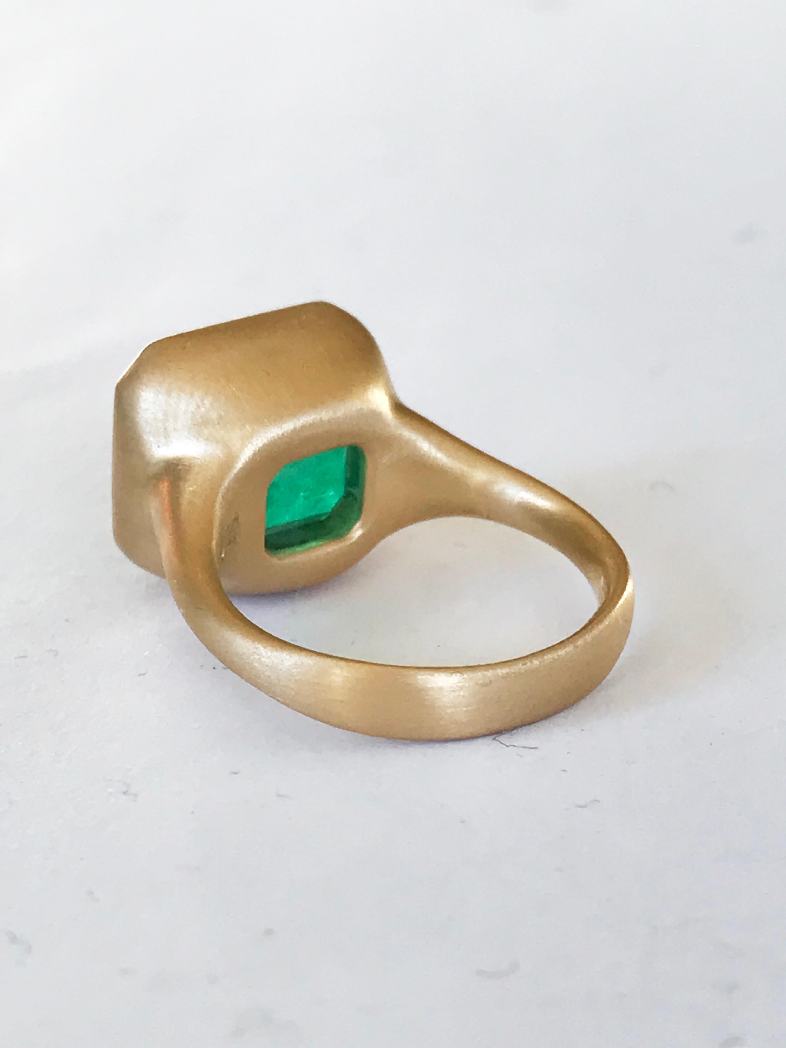 Dalben Magnificent 8.3 Carat Certified Colombian Emerald Yellow Gold Ring For Sale 5