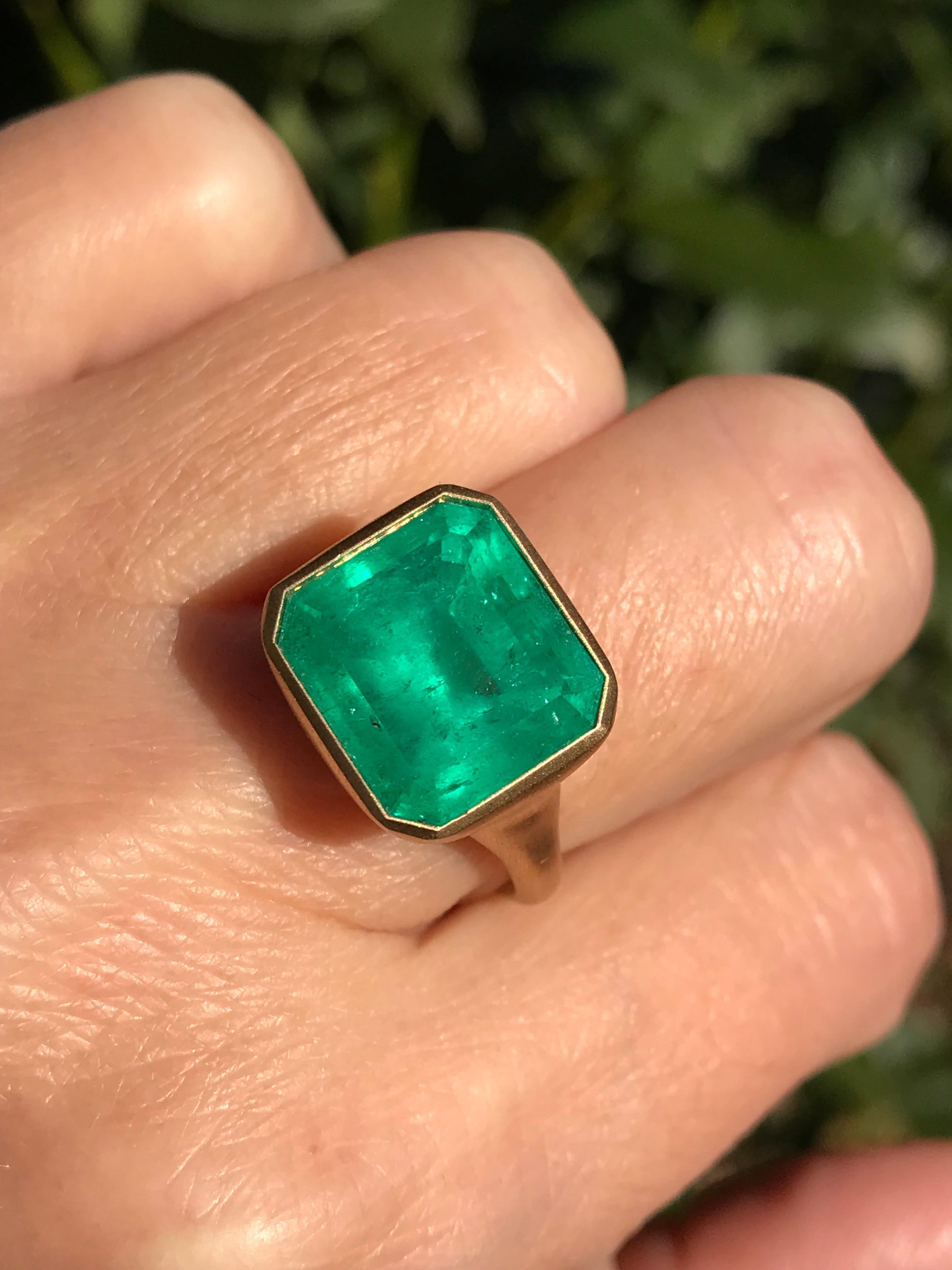 Dalben Magnificent 8.3 Carat Certified Colombian Emerald Yellow Gold Ring For Sale 6