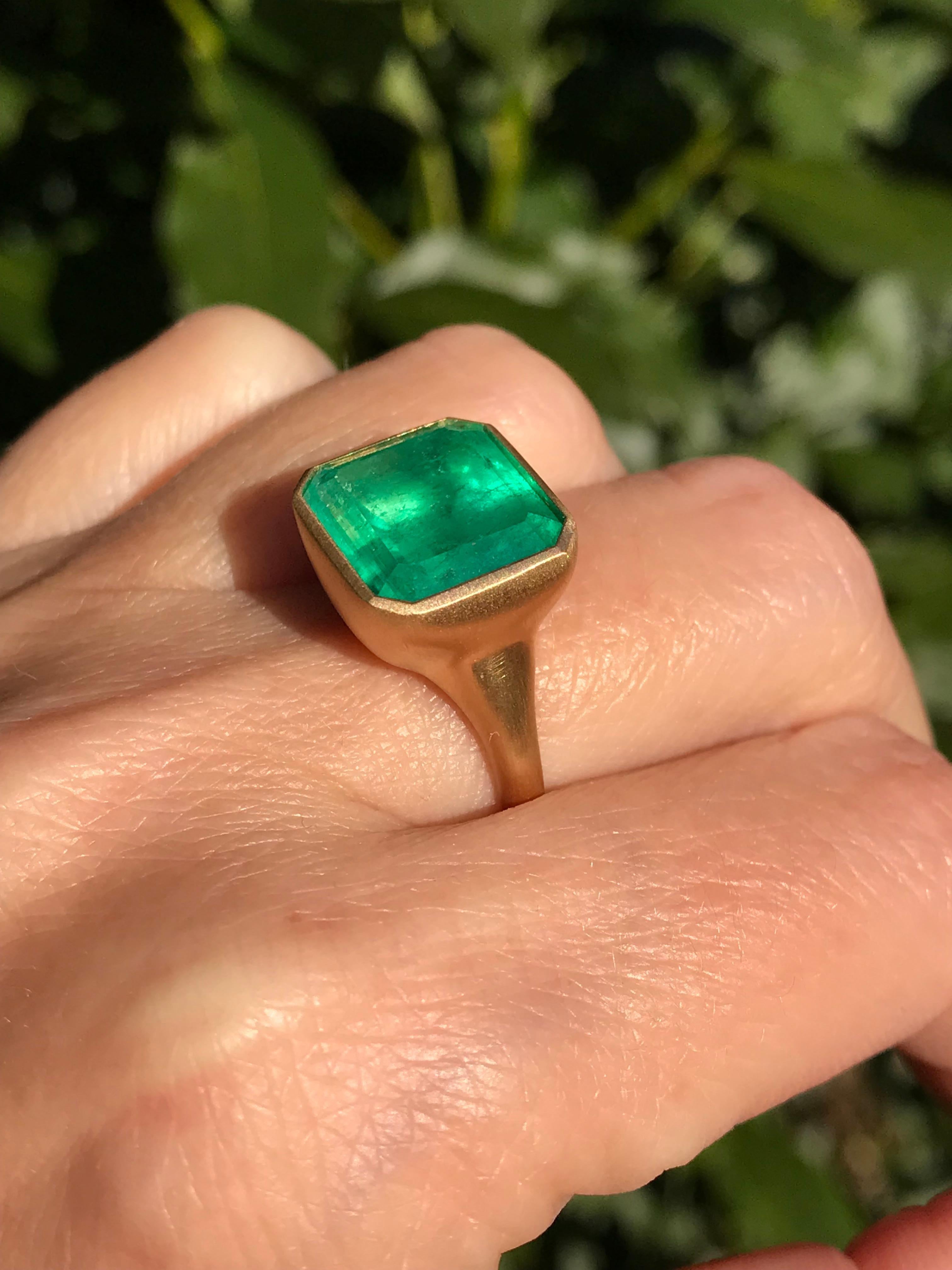 Dalben Magnificent 8.3 Carat Certified Colombian Emerald Yellow Gold Ring For Sale 7