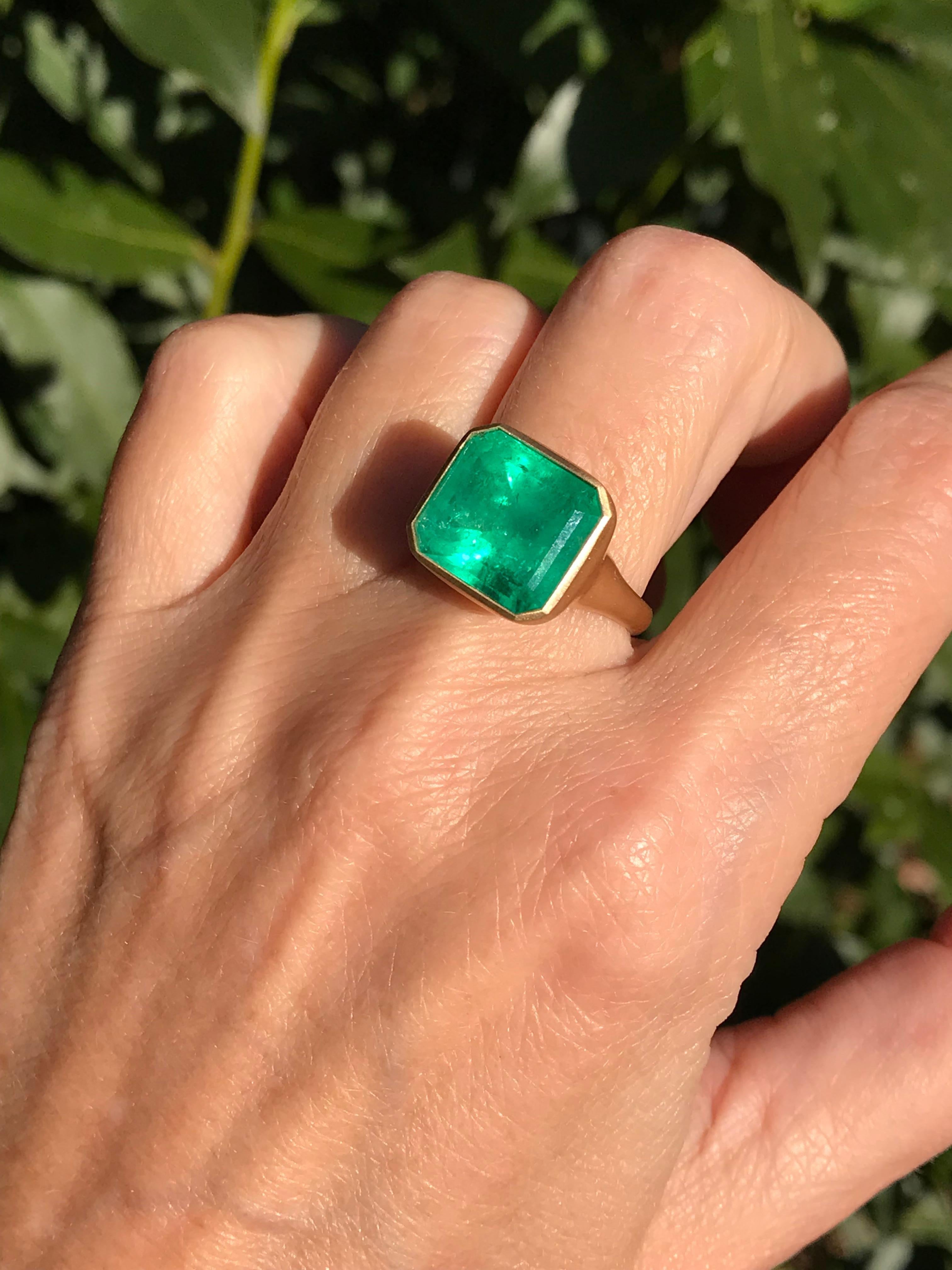 Dalben Magnificent 8.3 Carat Certified Colombian Emerald Yellow Gold Ring For Sale 10