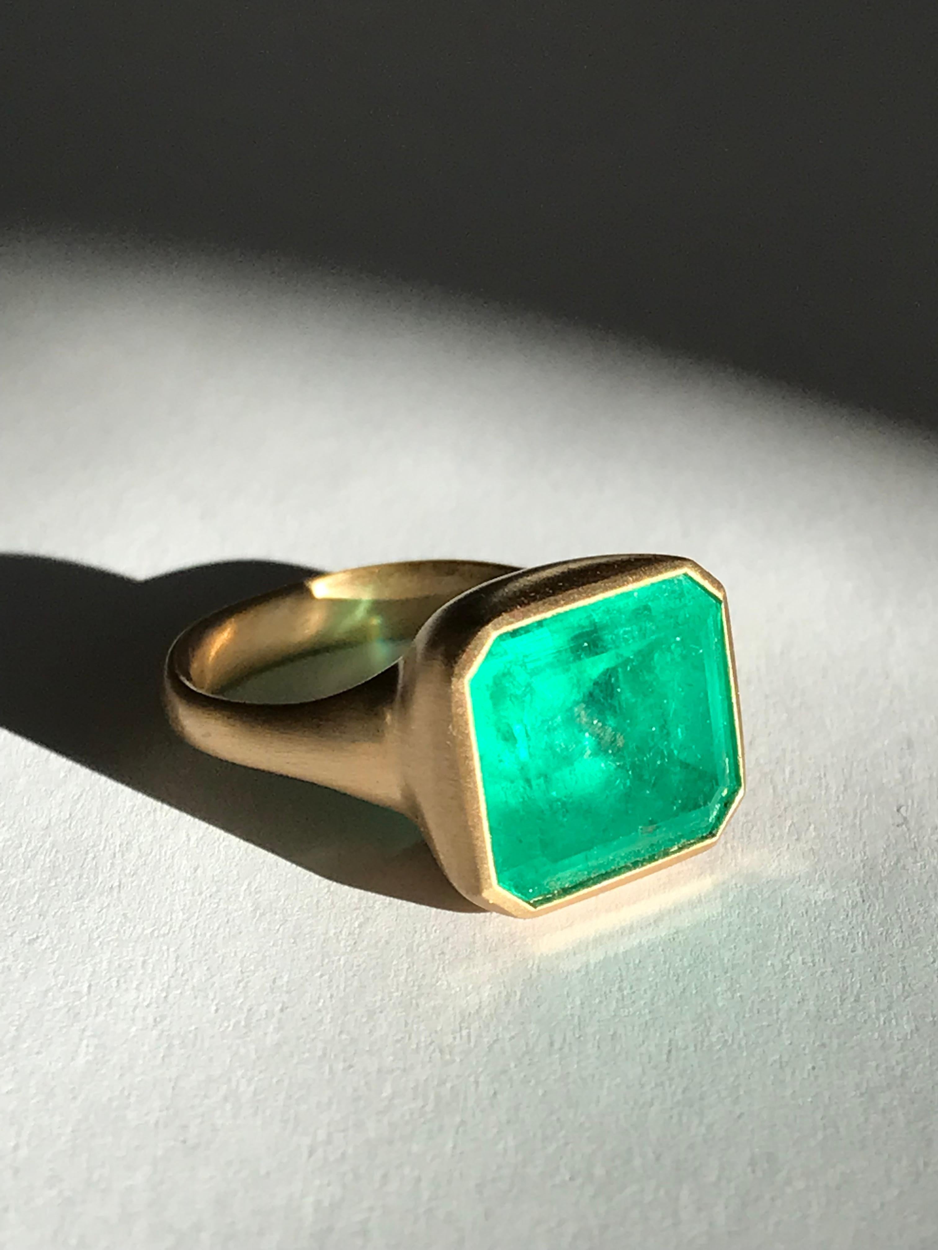 Contemporary Dalben Magnificent 8.3 Carat Certified Colombian Emerald Yellow Gold Ring For Sale