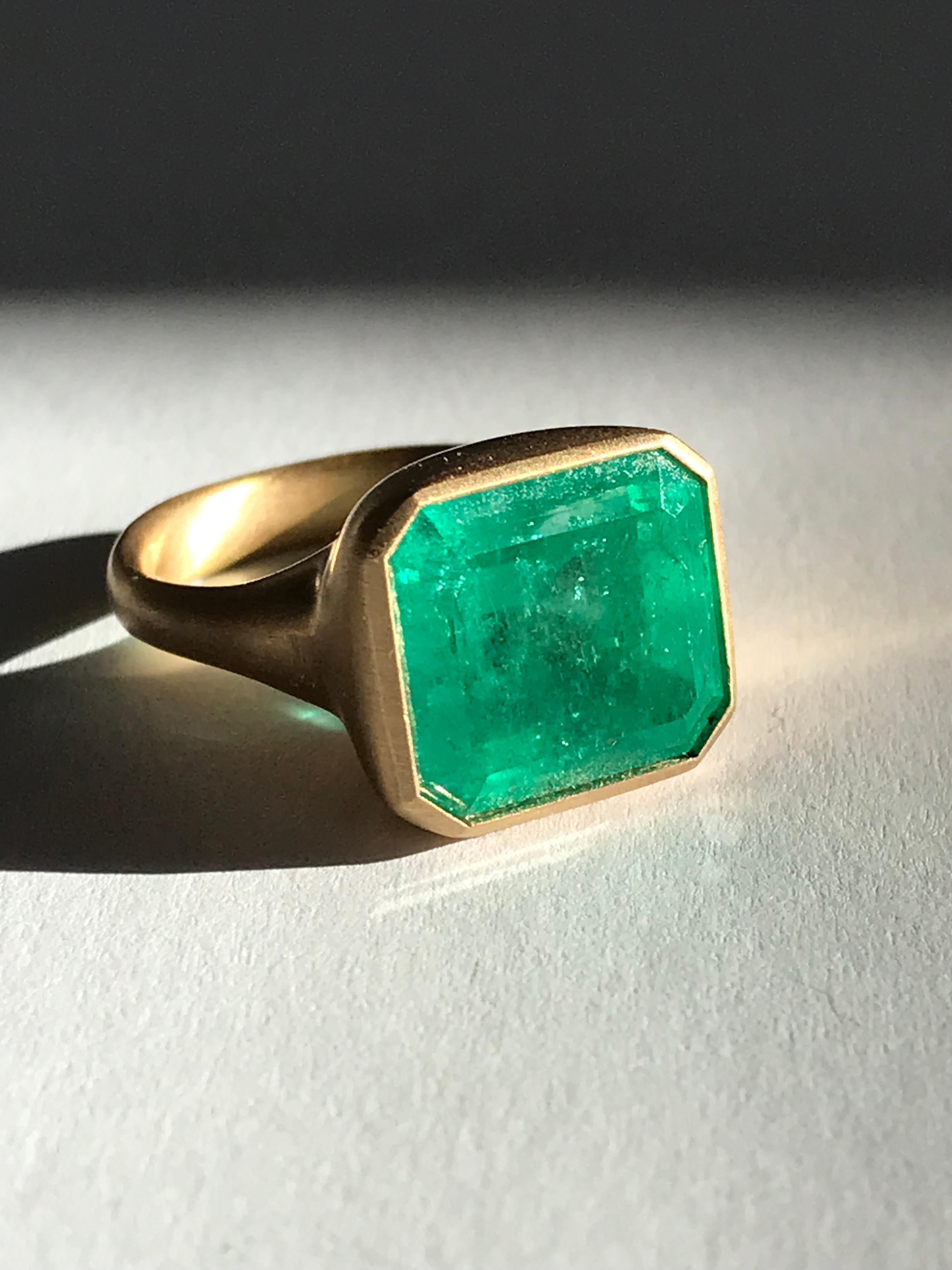 Dalben Magnificent 8.3 Carat Certified Colombian Emerald Yellow Gold Ring In New Condition For Sale In Como, IT