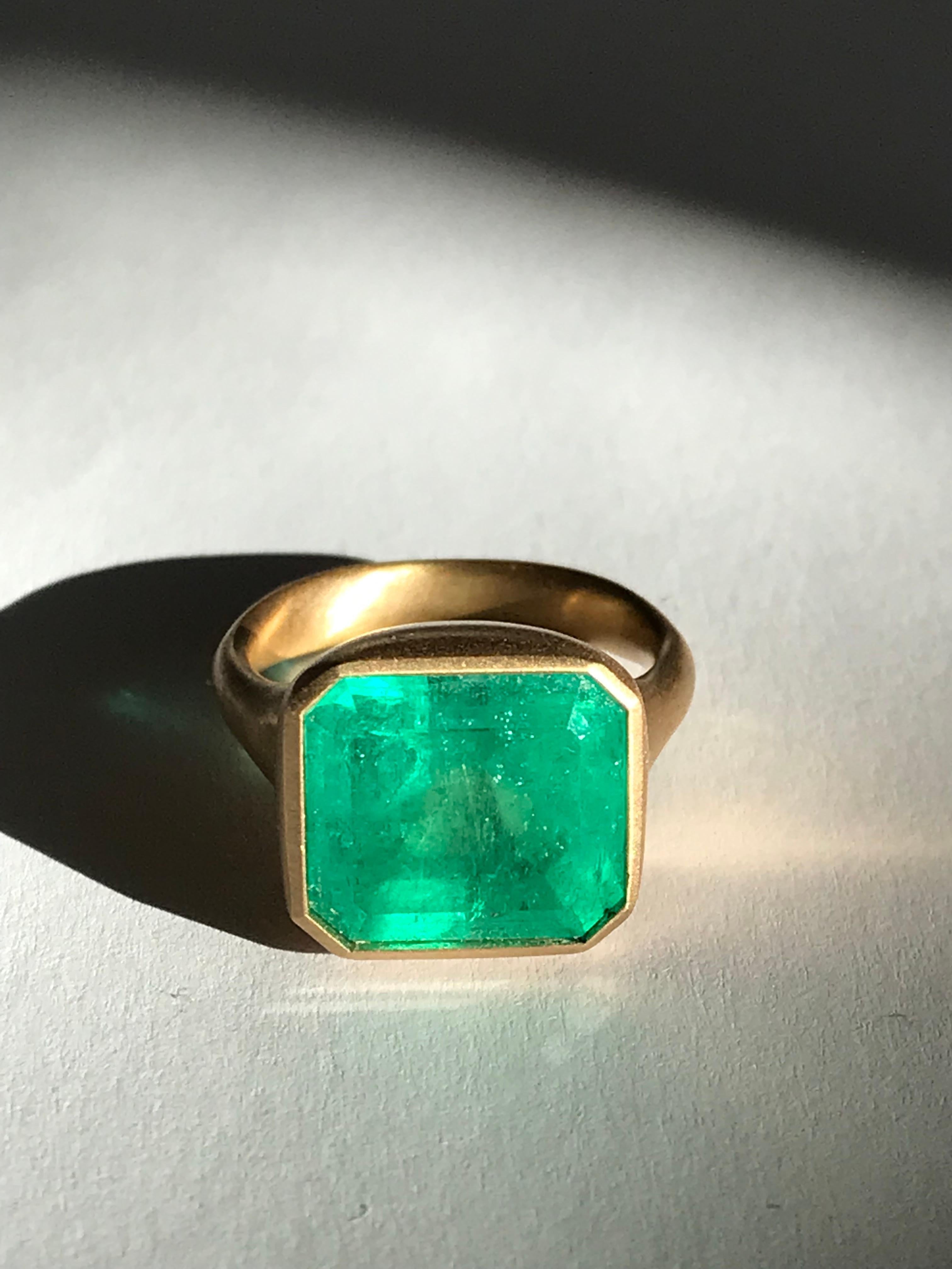 Dalben Magnificent 8.3 Carat Certified Colombian Emerald Yellow Gold Ring For Sale 1