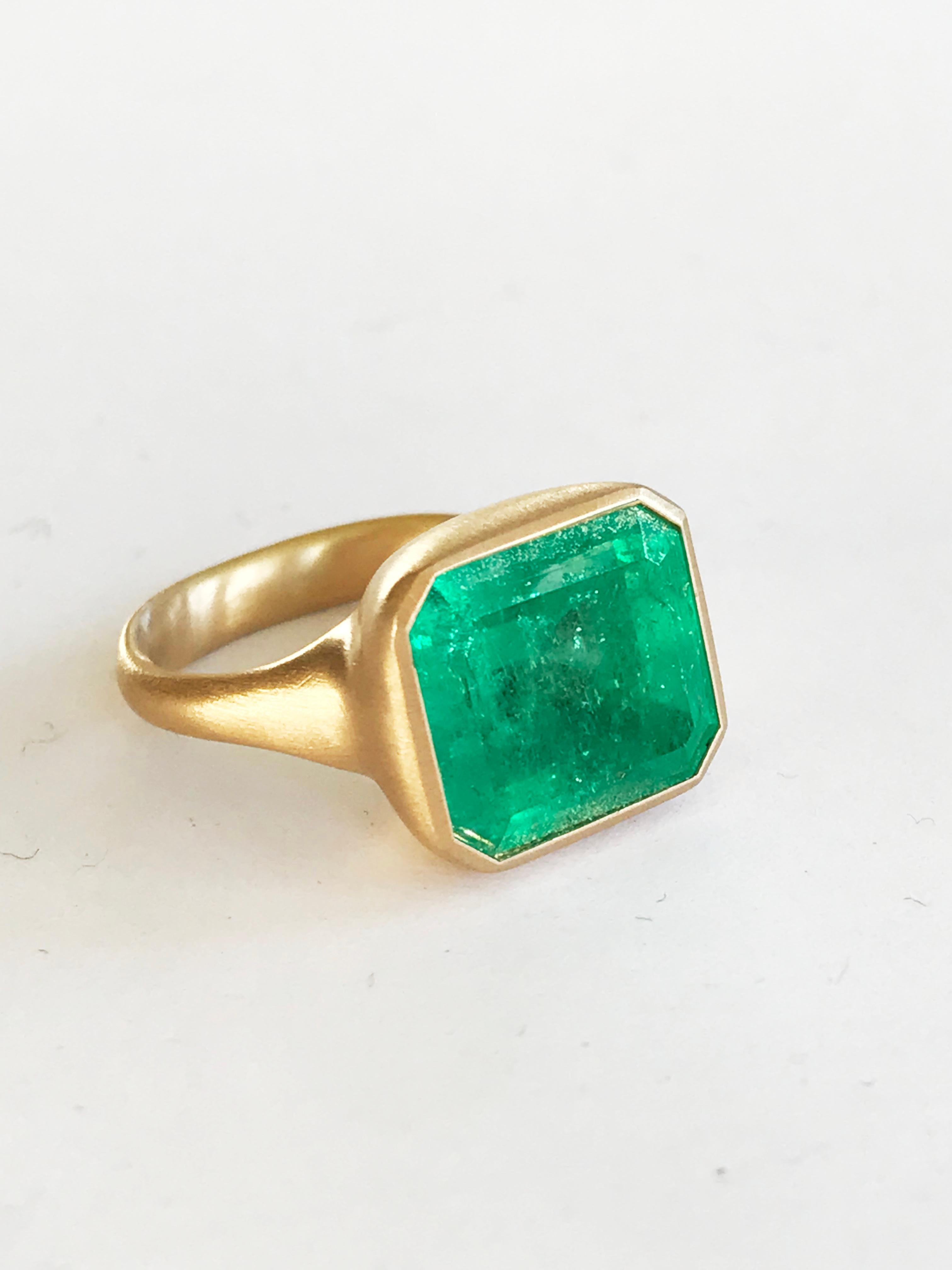 Dalben Magnificent 8.3 Carat Certified Colombian Emerald Yellow Gold Ring For Sale 2
