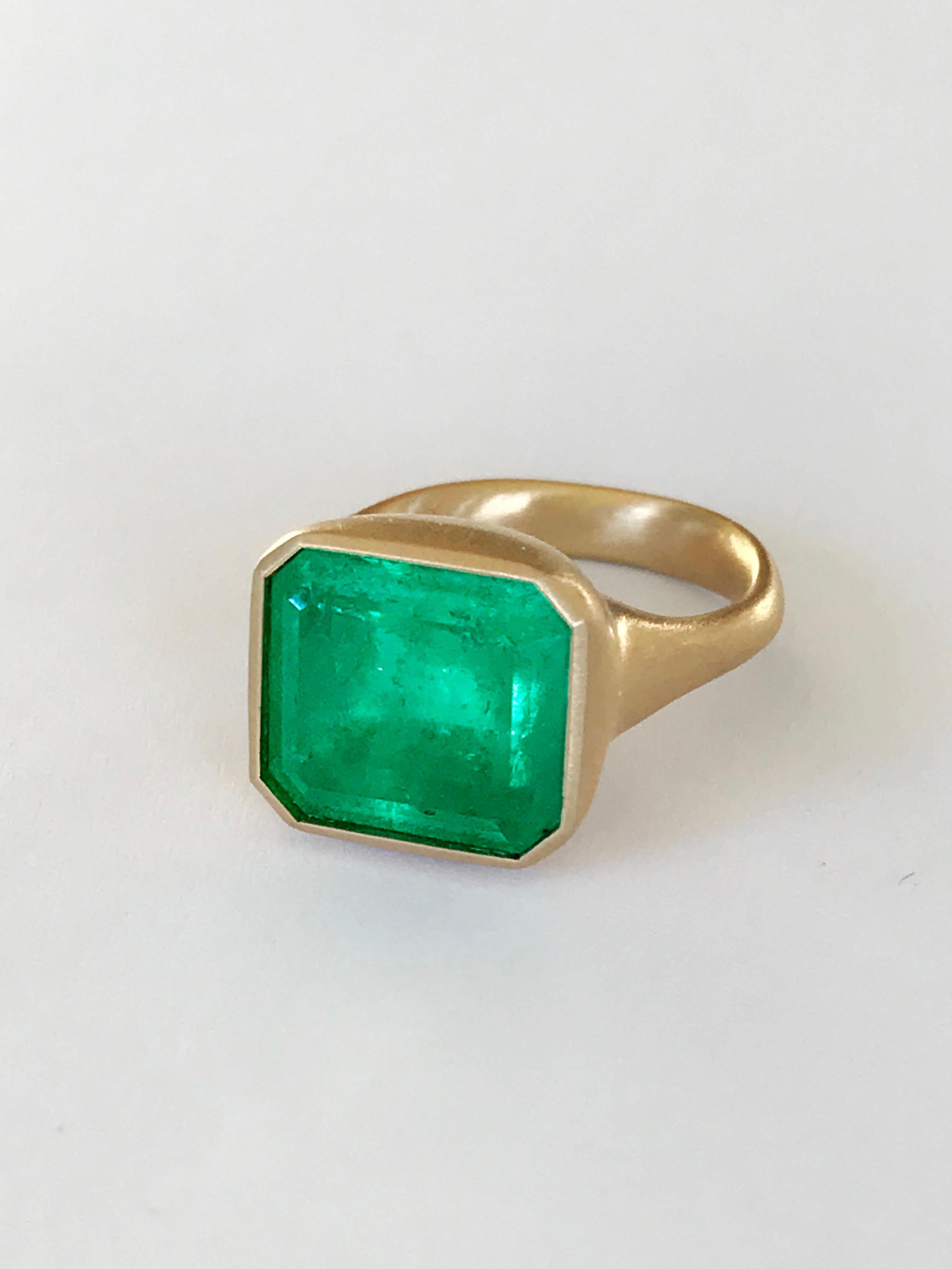 Dalben Magnificent 8.3 Carat Certified Colombian Emerald Yellow Gold Ring For Sale 3
