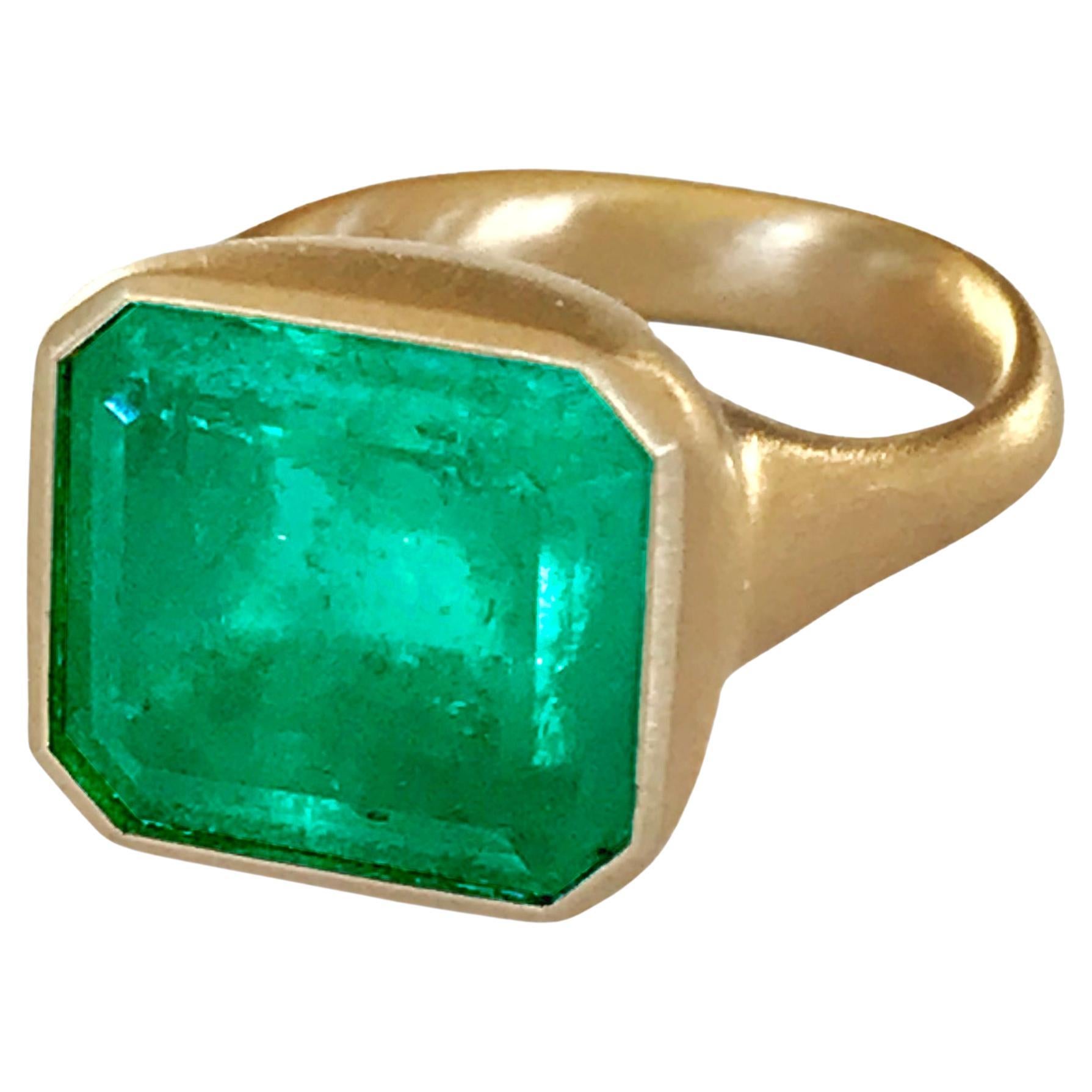 Dalben Magnificent 8.3 Carat Certified Colombian Emerald Yellow Gold Ring