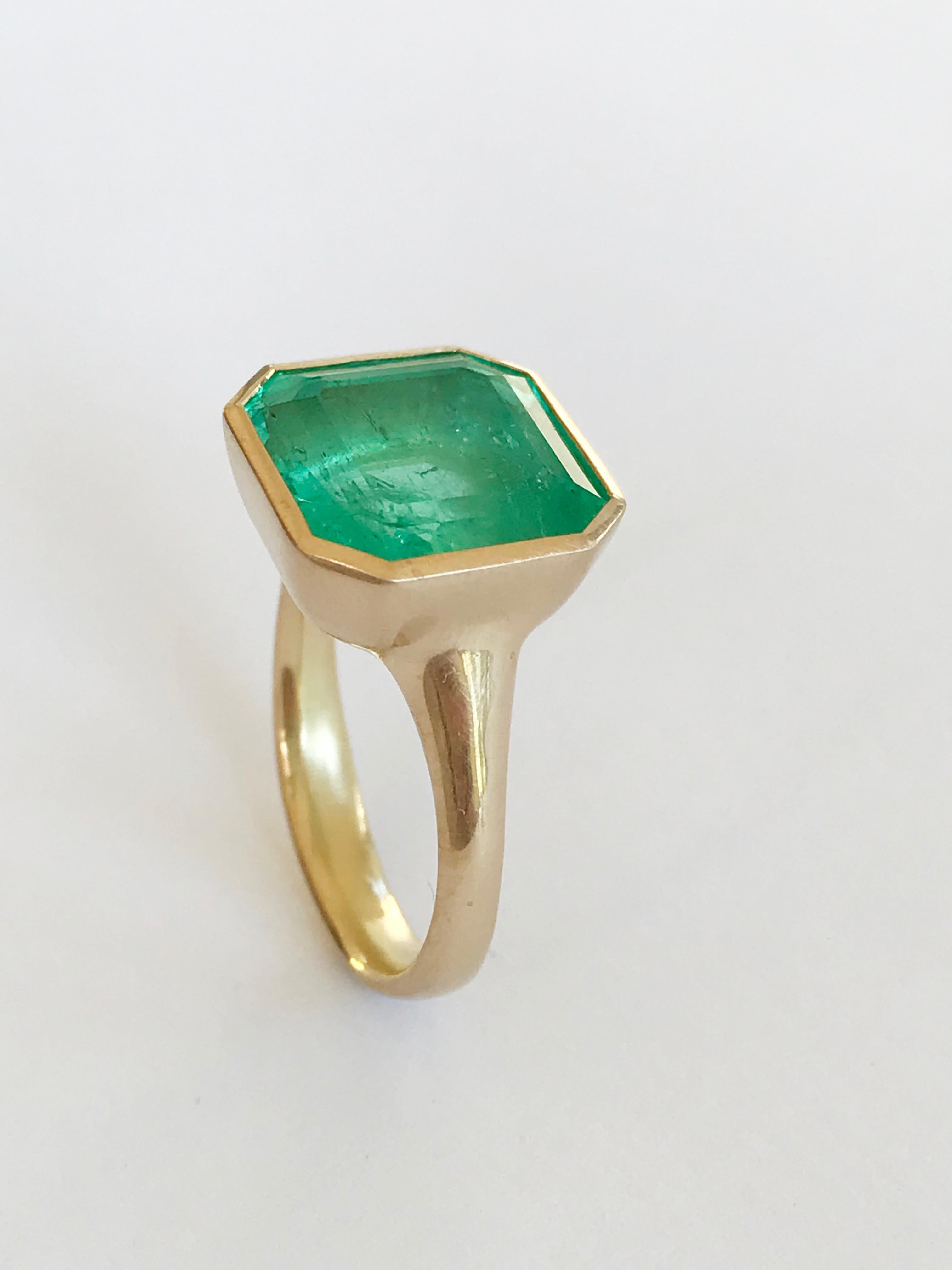 Dalben Magnificent 9, 69 Carat Certified Colombian Emerald Yellow Gold Ring 4