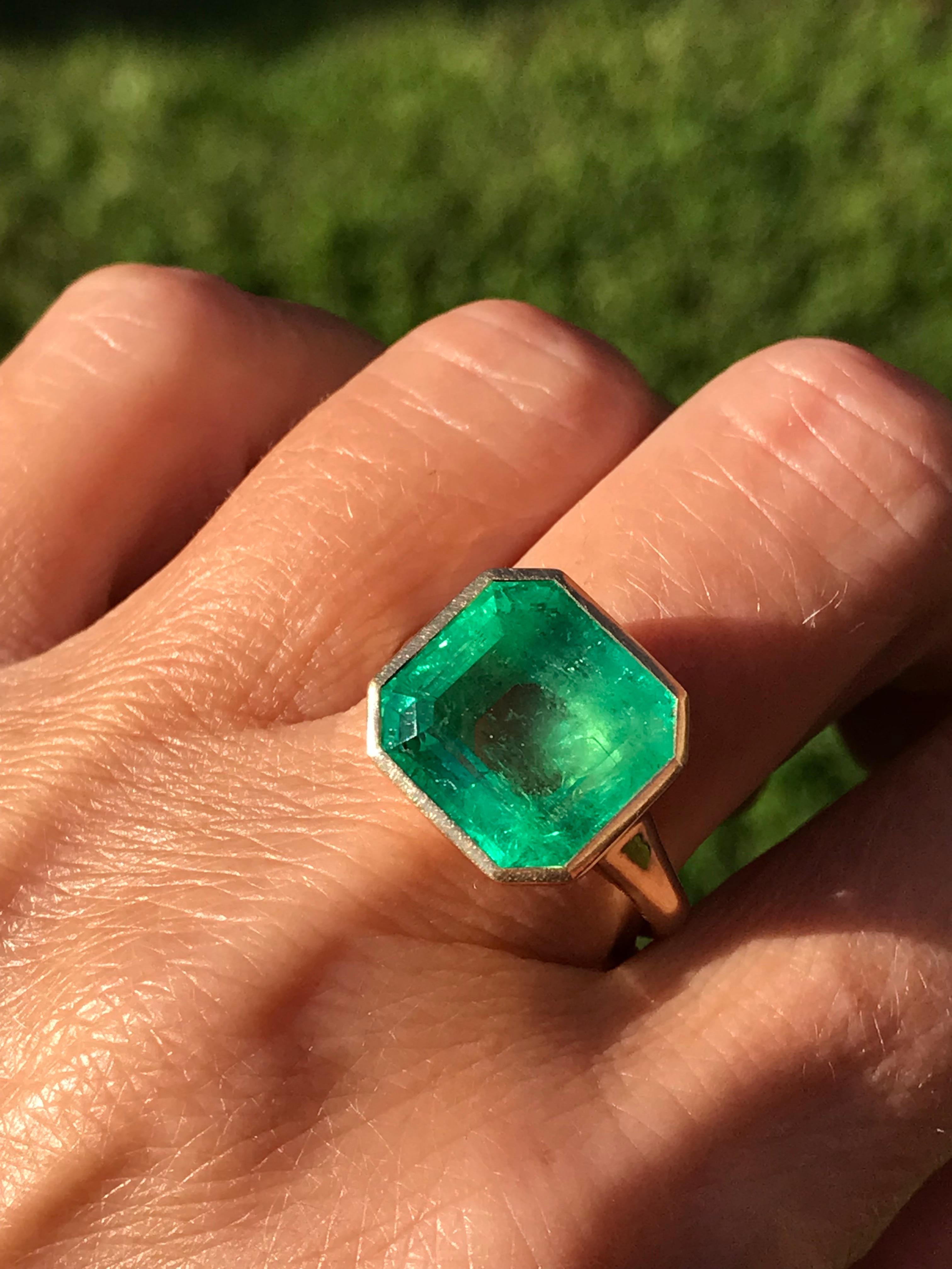 Dalben Magnificent 9, 69 Carat Certified Colombian Emerald Yellow Gold Ring 9