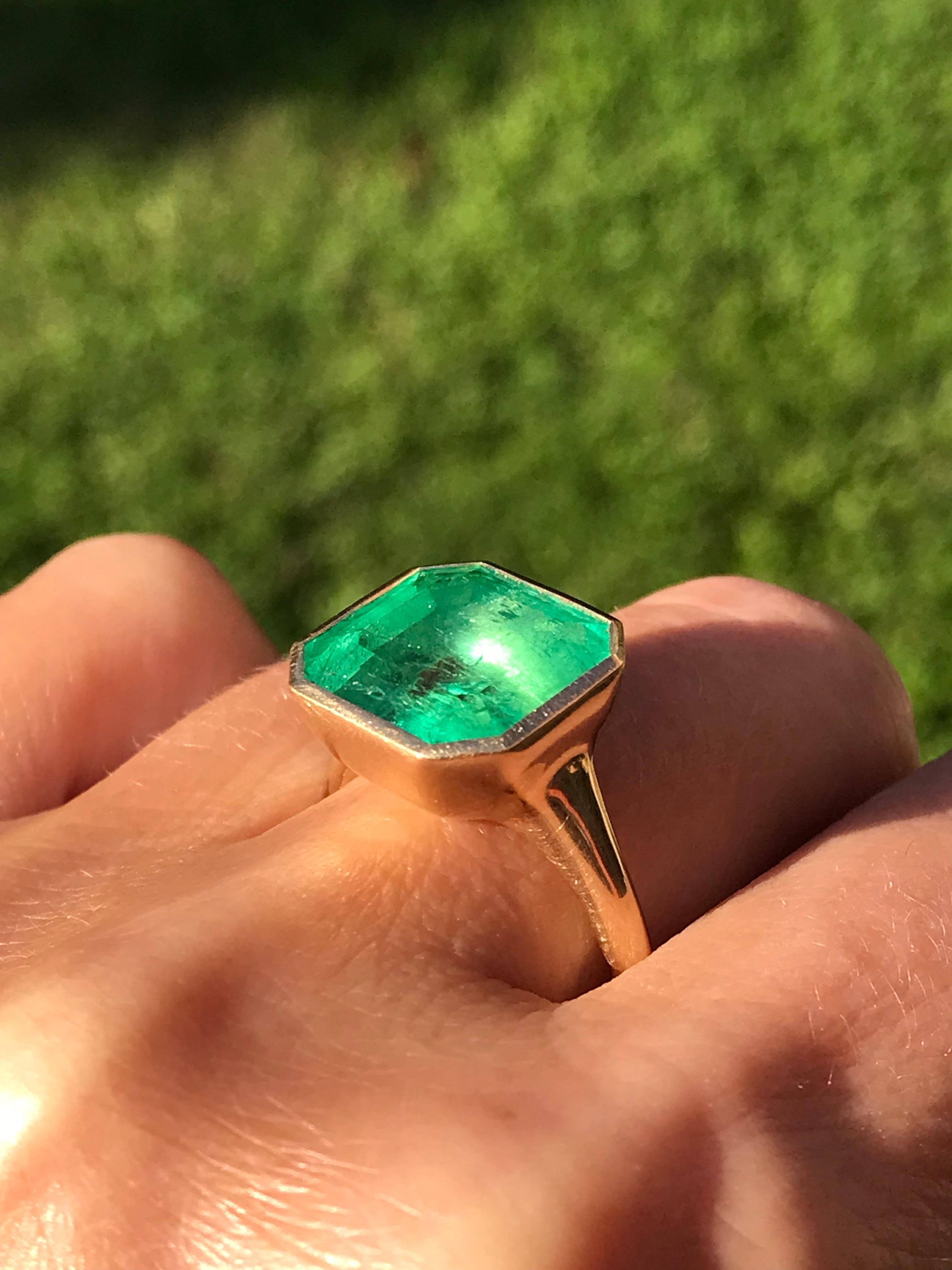 Dalben Magnificent 9, 69 Carat Certified Colombian Emerald Yellow Gold Ring 10