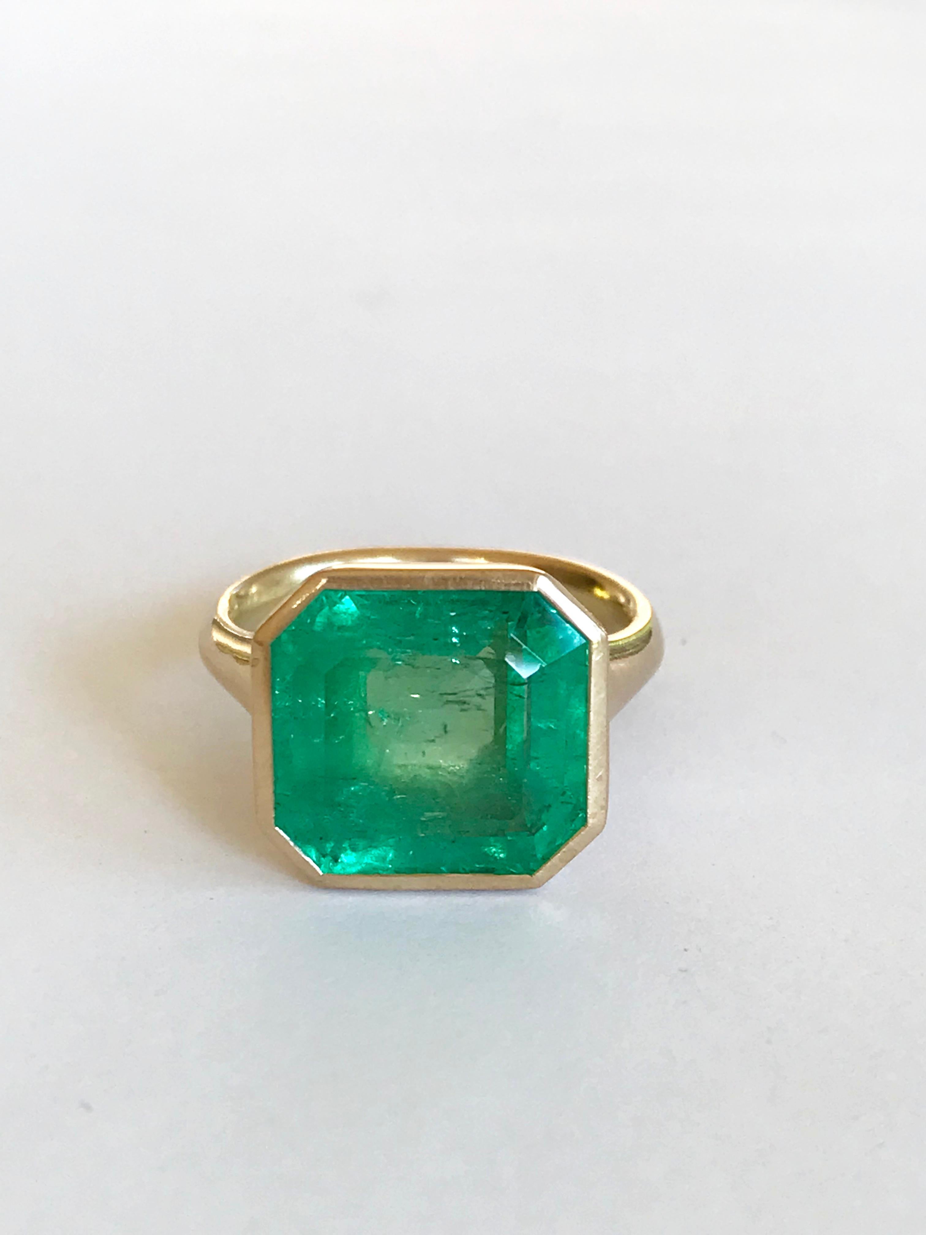 Contemporary Dalben Magnificent 9, 69 Carat Certified Colombian Emerald Yellow Gold Ring