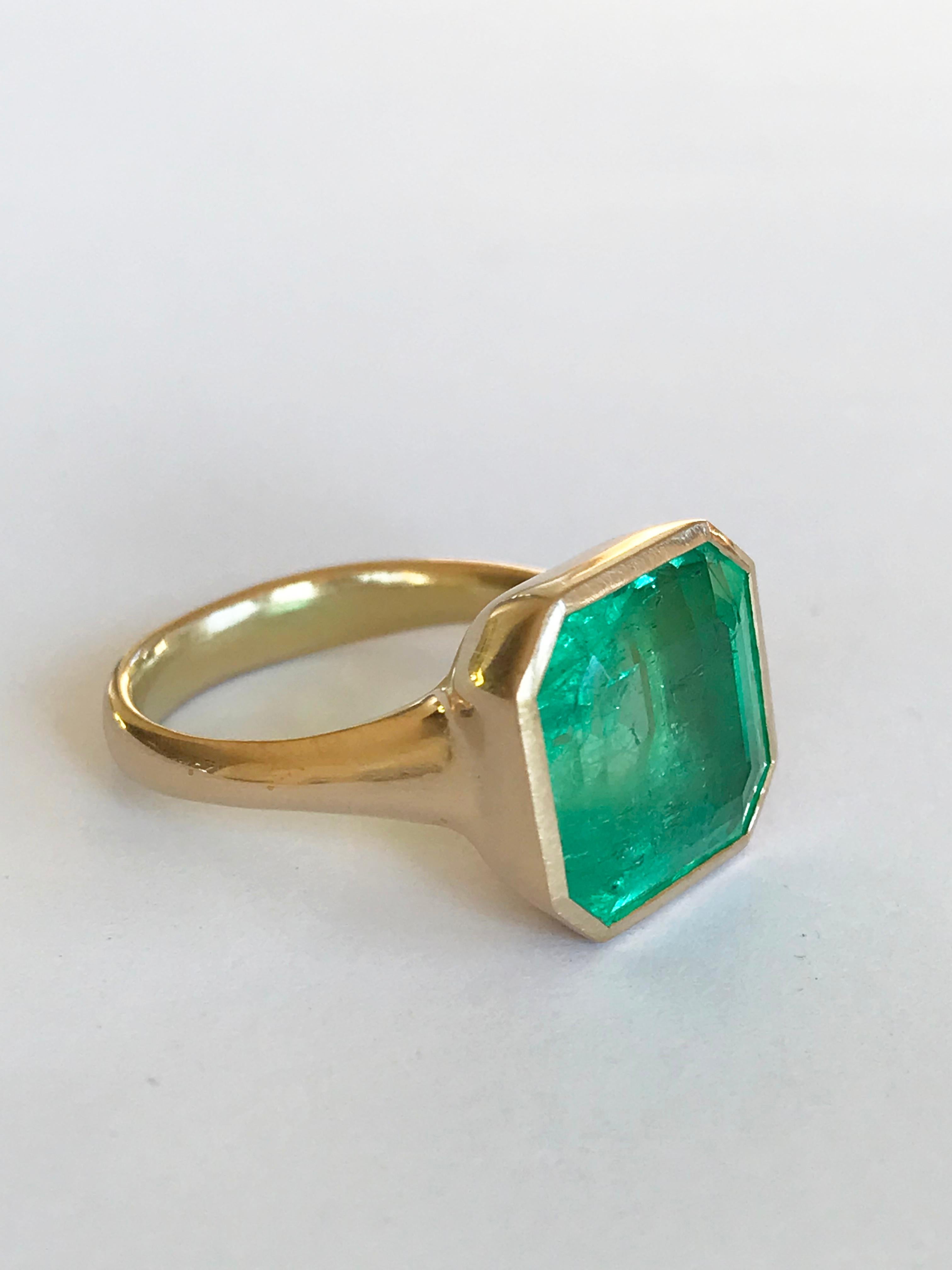 Dalben Magnificent 9, 69 Carat Certified Colombian Emerald Yellow Gold Ring In New Condition In Como, IT