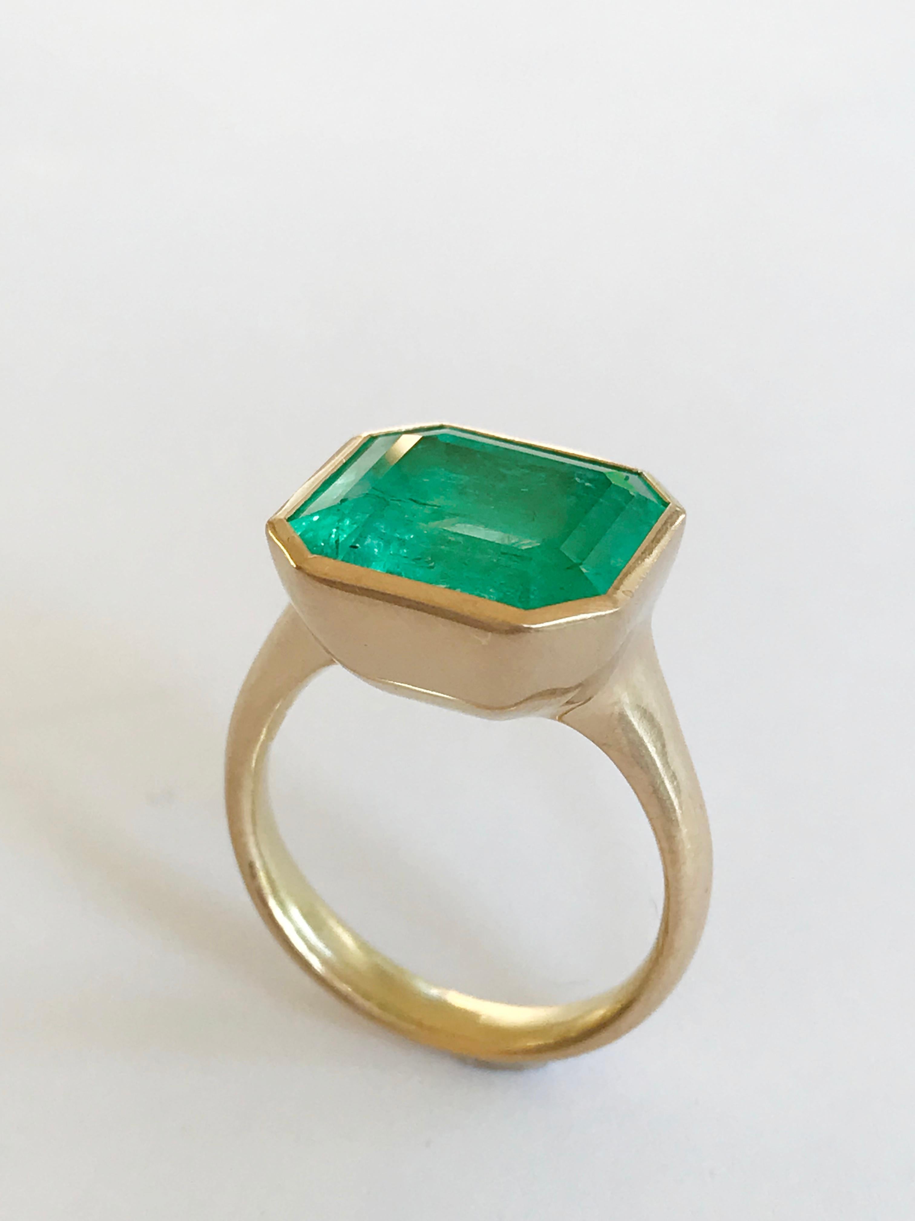 Women's Dalben Magnificent 9, 69 Carat Certified Colombian Emerald Yellow Gold Ring