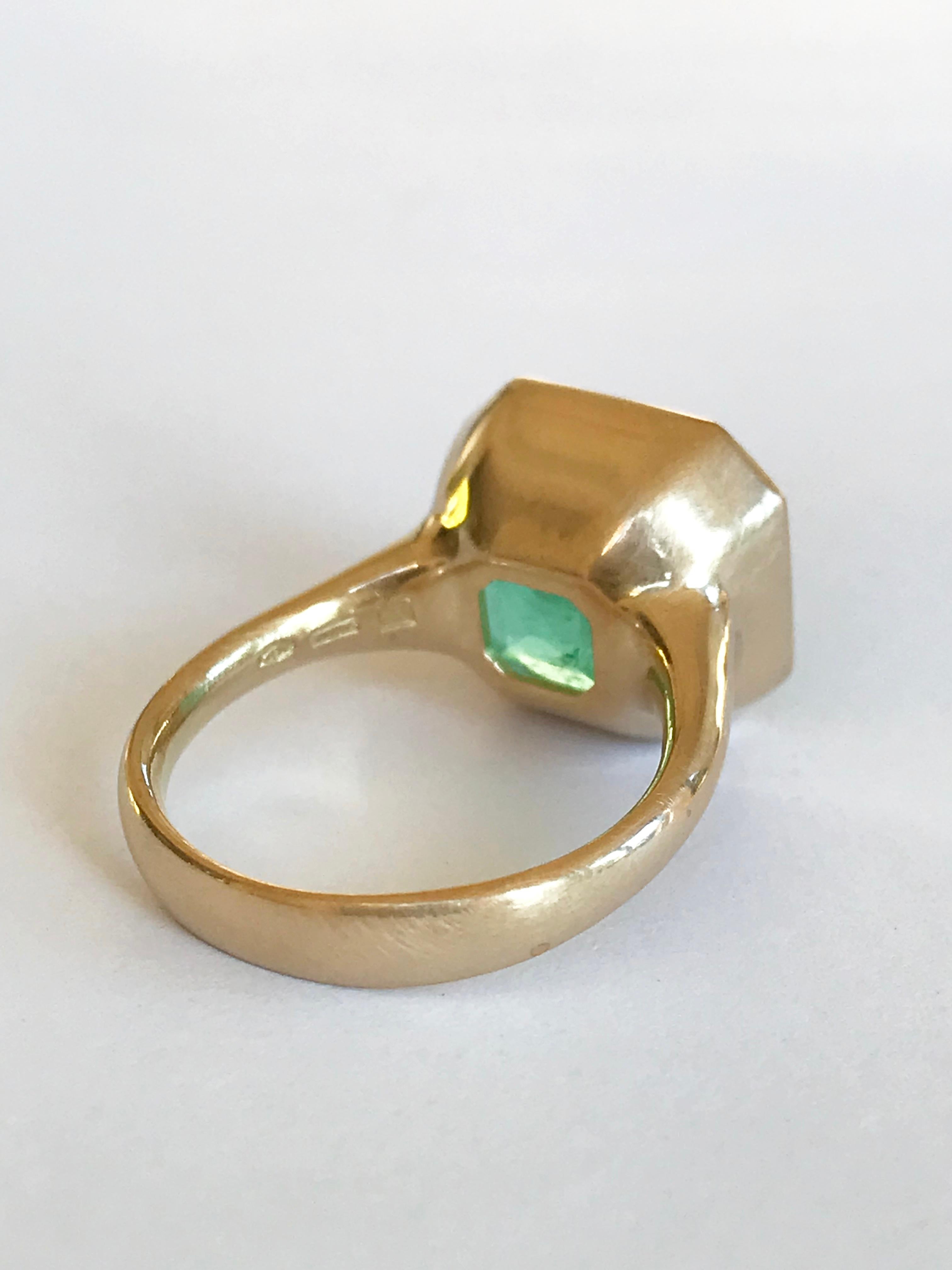 Dalben Magnificent 9, 69 Carat Certified Colombian Emerald Yellow Gold Ring 1