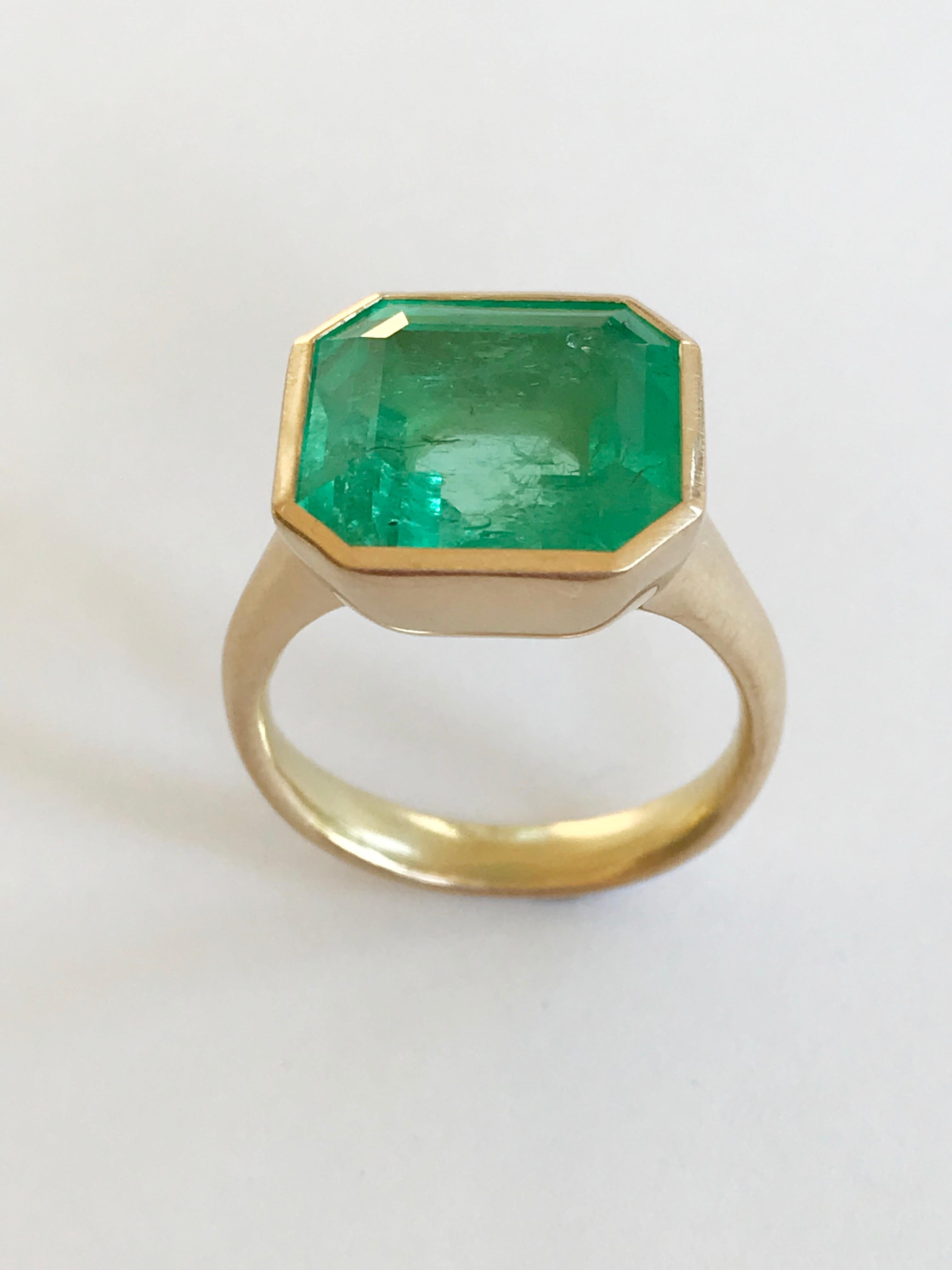Dalben Magnificent 9, 69 Carat Certified Colombian Emerald Yellow Gold Ring 3