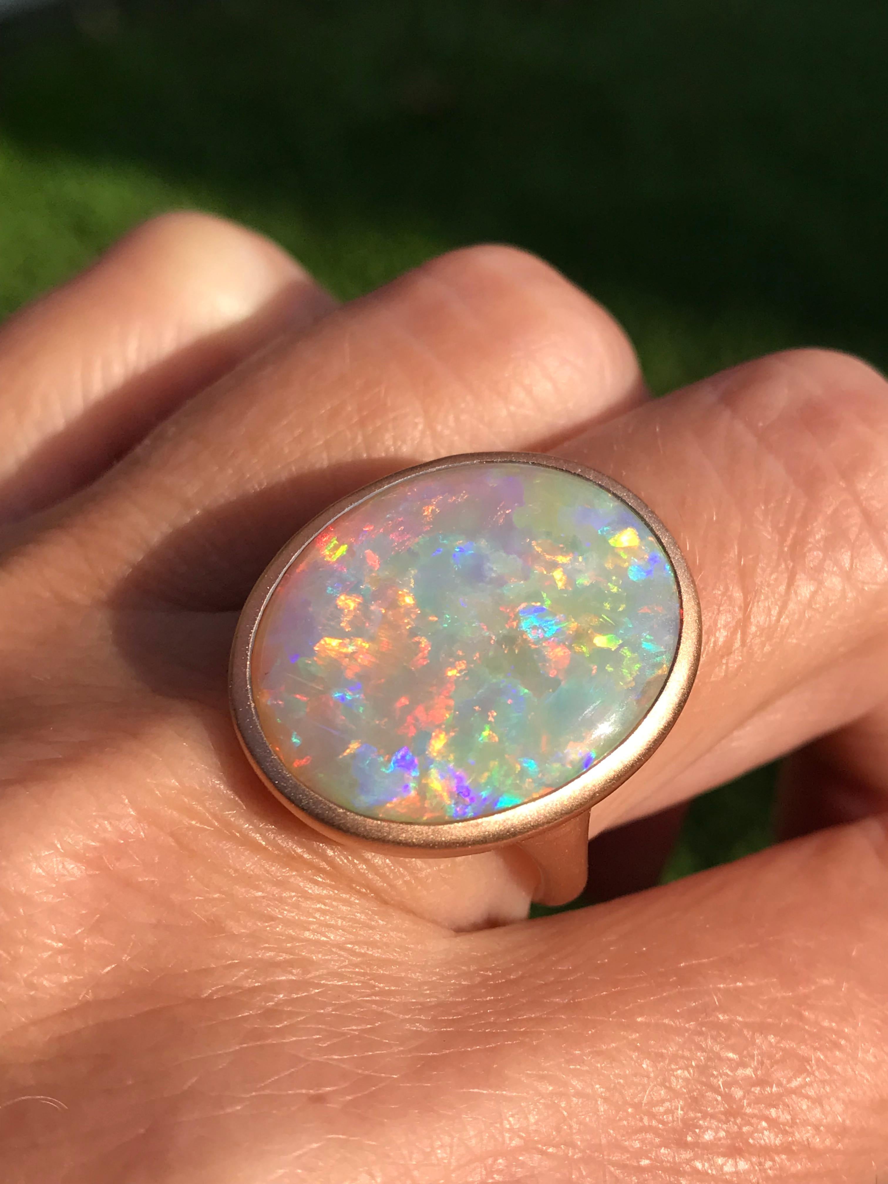 Prächtiger australischer Opal-Ring aus Roségold von Dalben (Zeitgenössisch) im Angebot