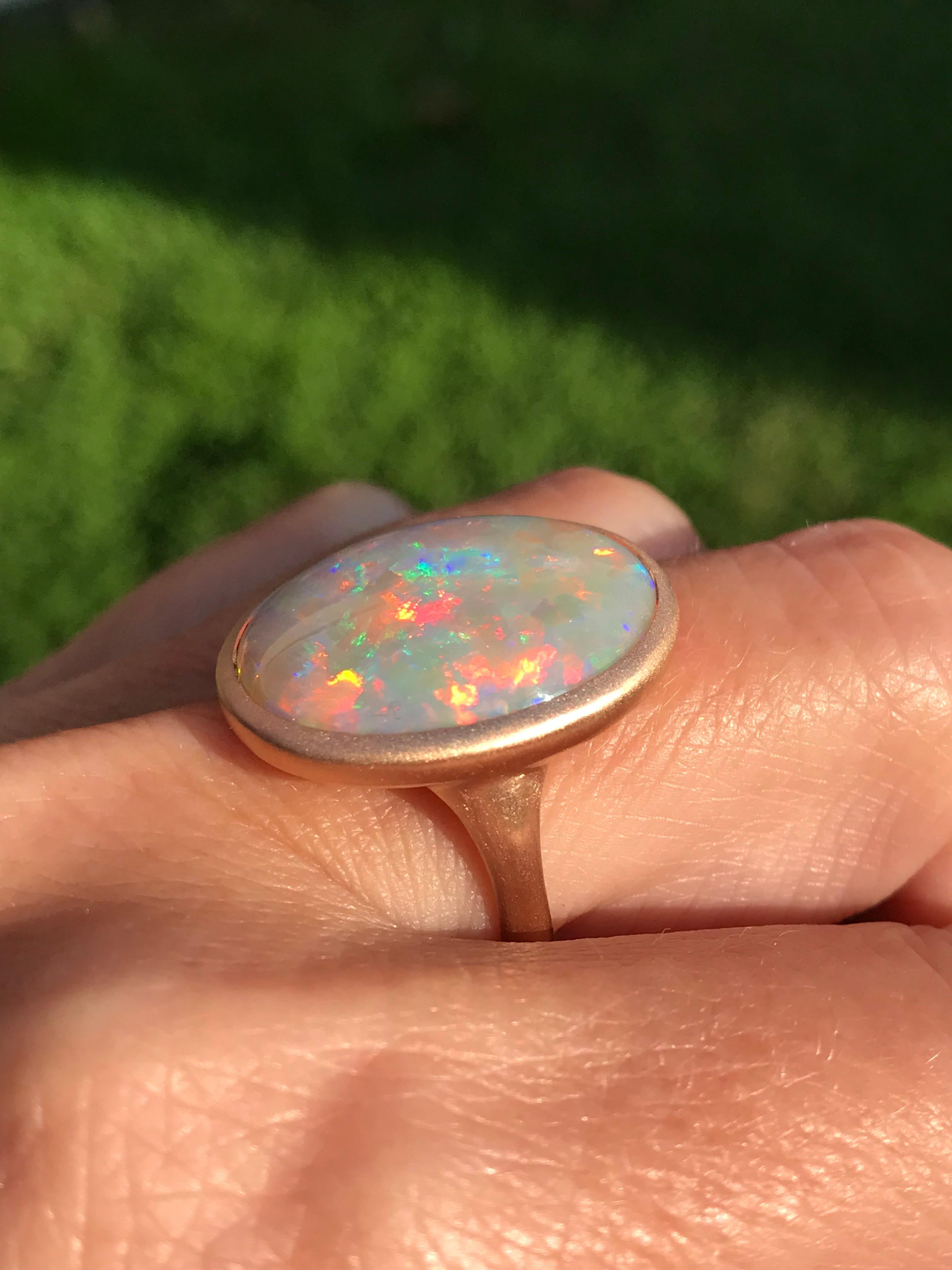 Prächtiger australischer Opal-Ring aus Roségold von Dalben (Cabochon) im Angebot