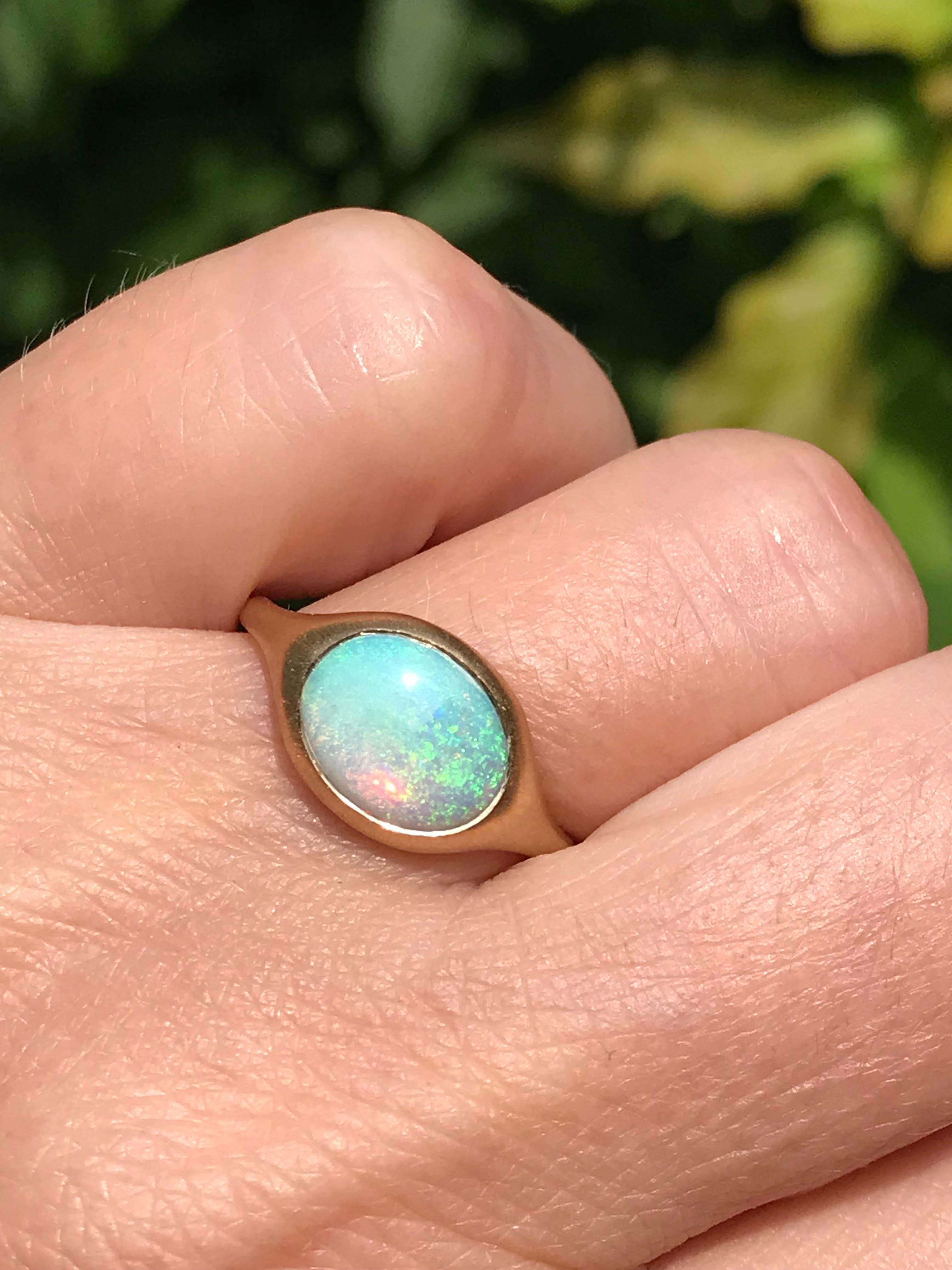Dalben Design 18k Gelbgold satinierter Ring mit einem 1,5 Karat ovalen australischen Kristallopal in Kesselfassung. 
Ringgröße US 6 1/2  - EU 53 mit Größenanpassung an die meisten Fingergrößen. 
Lünette Einstellung Dimension: 
Breite 11,8 mm, 
Höhe