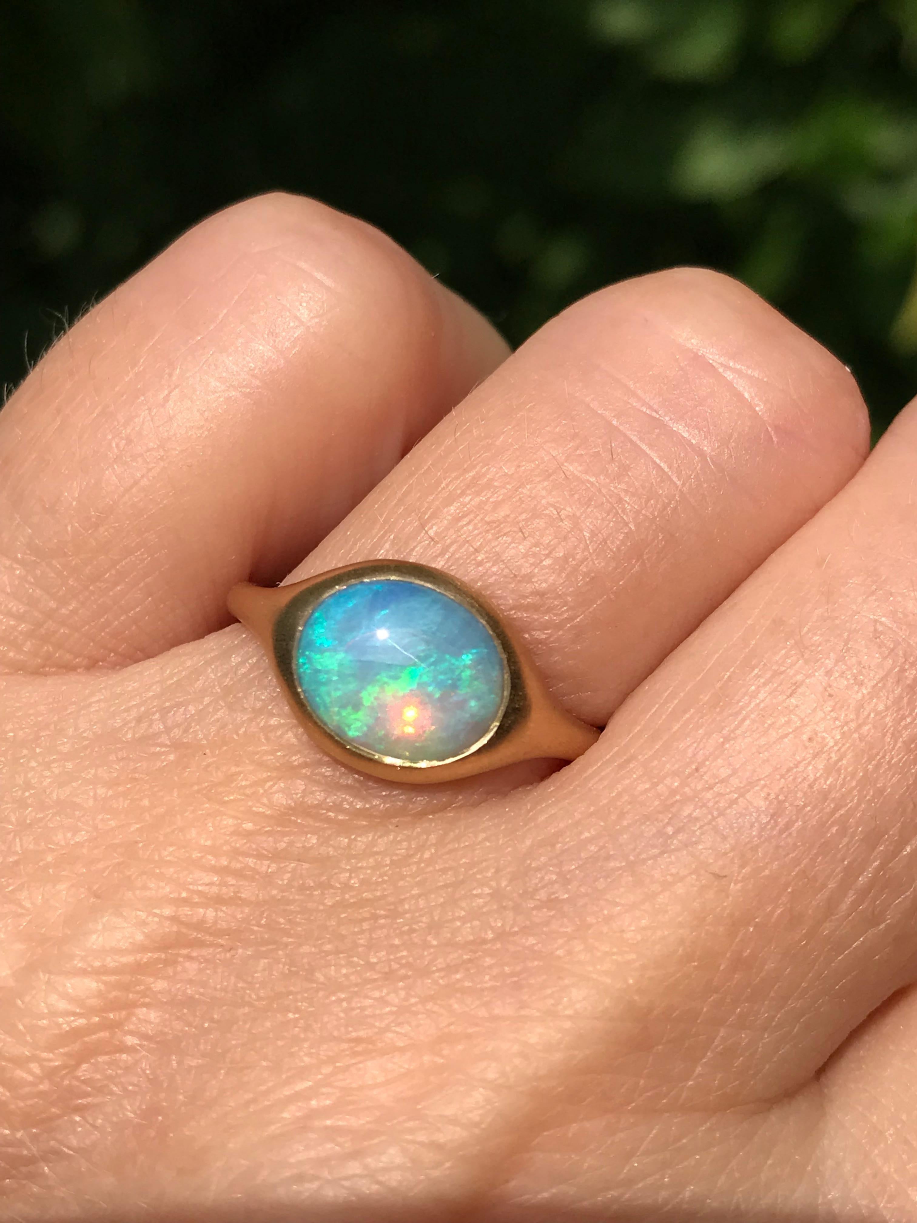 Dalben Design 18k Gelbgold satinierter Ring mit einem 1,66 Karat ovalen australischen Kristallopal in Kesselfassung. 
Ringgröße US 6 1/2  - EU 53 mit Größenanpassung an die meisten Fingergrößen. 
Lünette Einstellung Dimension: 
Breite 11,4 mm, 
Höhe