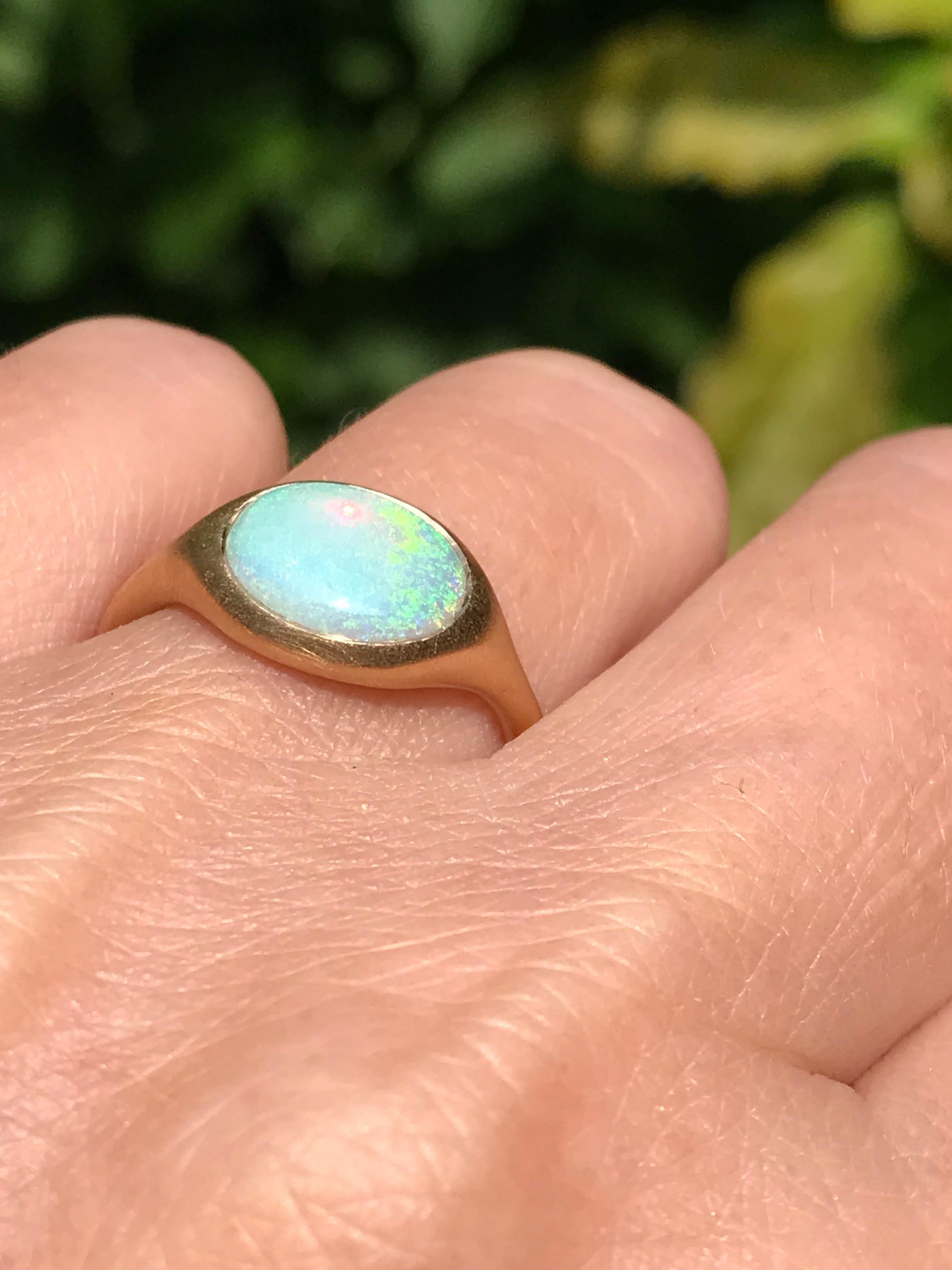 Dalben Oval australischer Kristall-Opal Gelbgoldring mit Opal (Zeitgenössisch) im Angebot