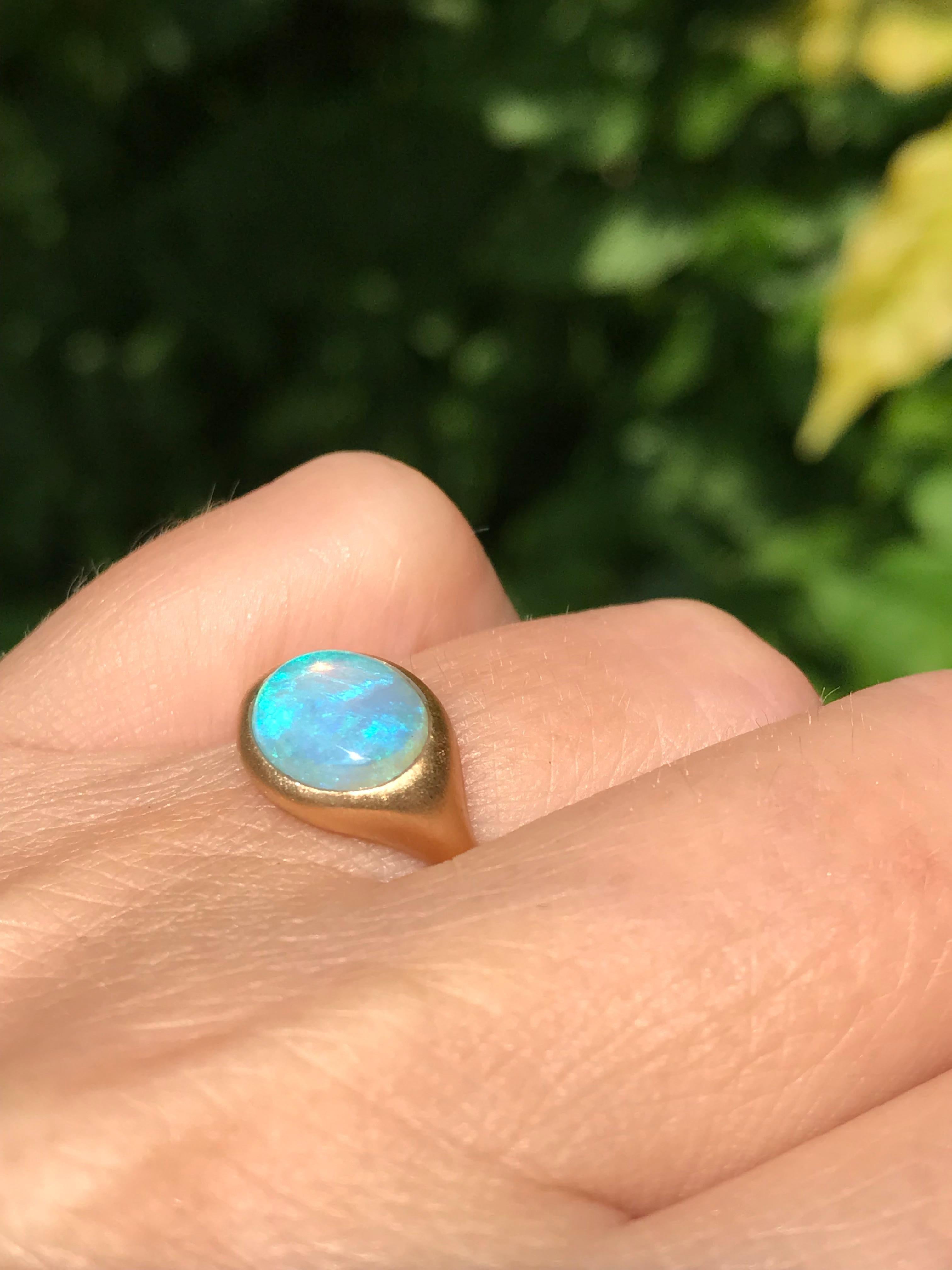 Dalben Oval australischer Kristall-Opal Gelbgoldring mit Opal (Zeitgenössisch) im Angebot