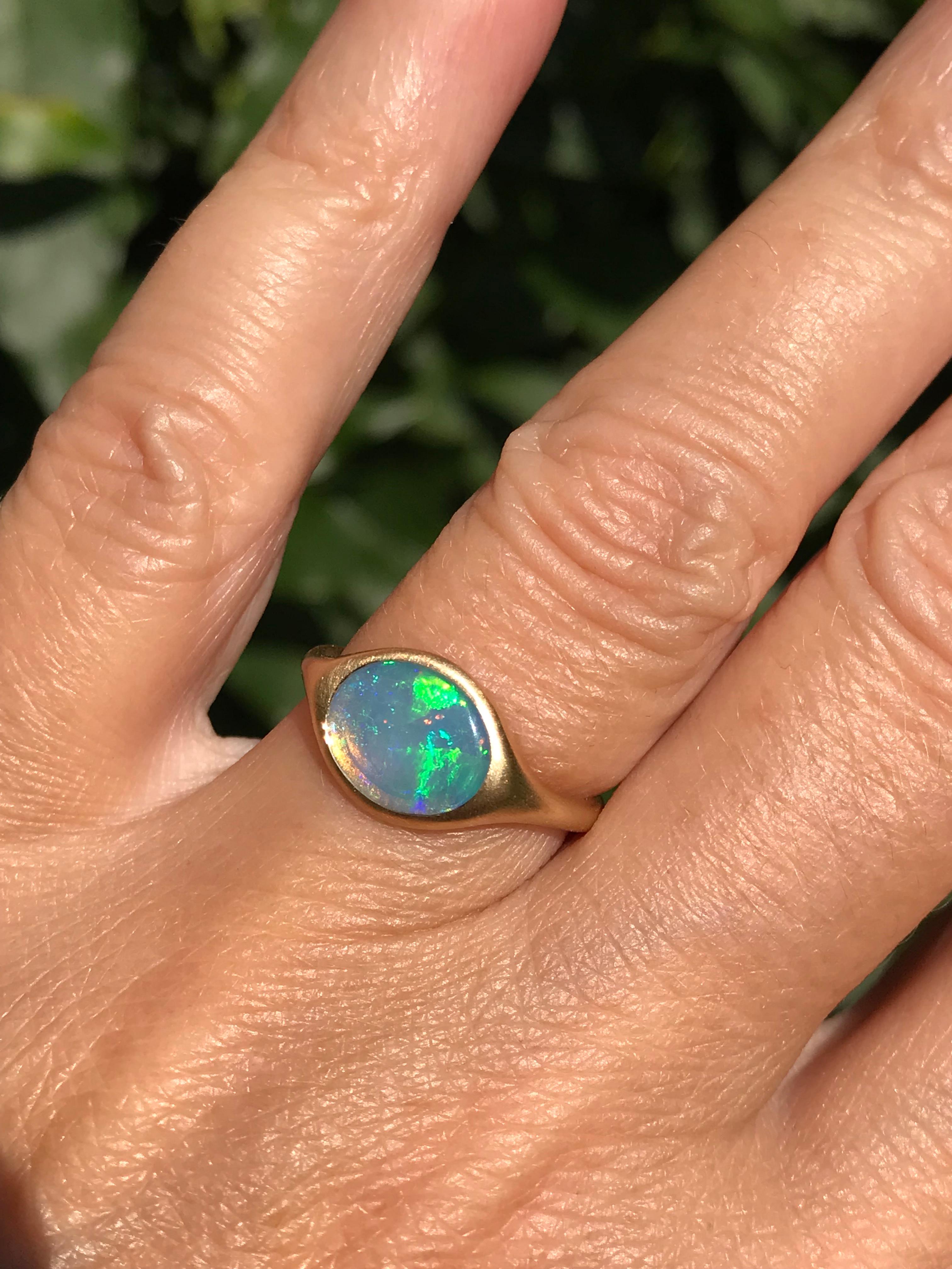 Contemporary Dalben Oval Australian Crystal Opal Yellow Gold Ring For Sale