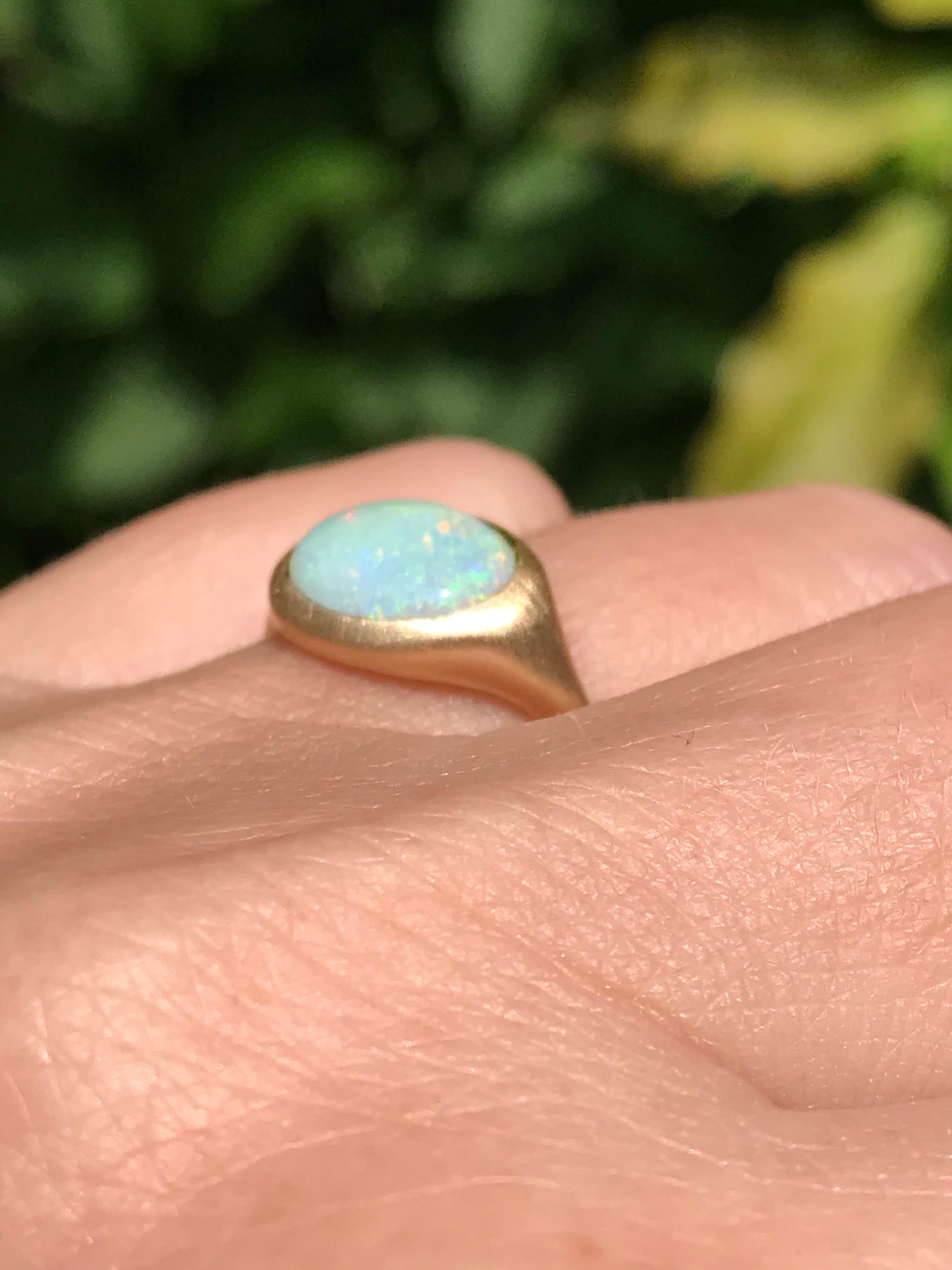 Dalben Oval australischer Kristall-Opal Gelbgoldring mit Opal (Cabochon) im Angebot