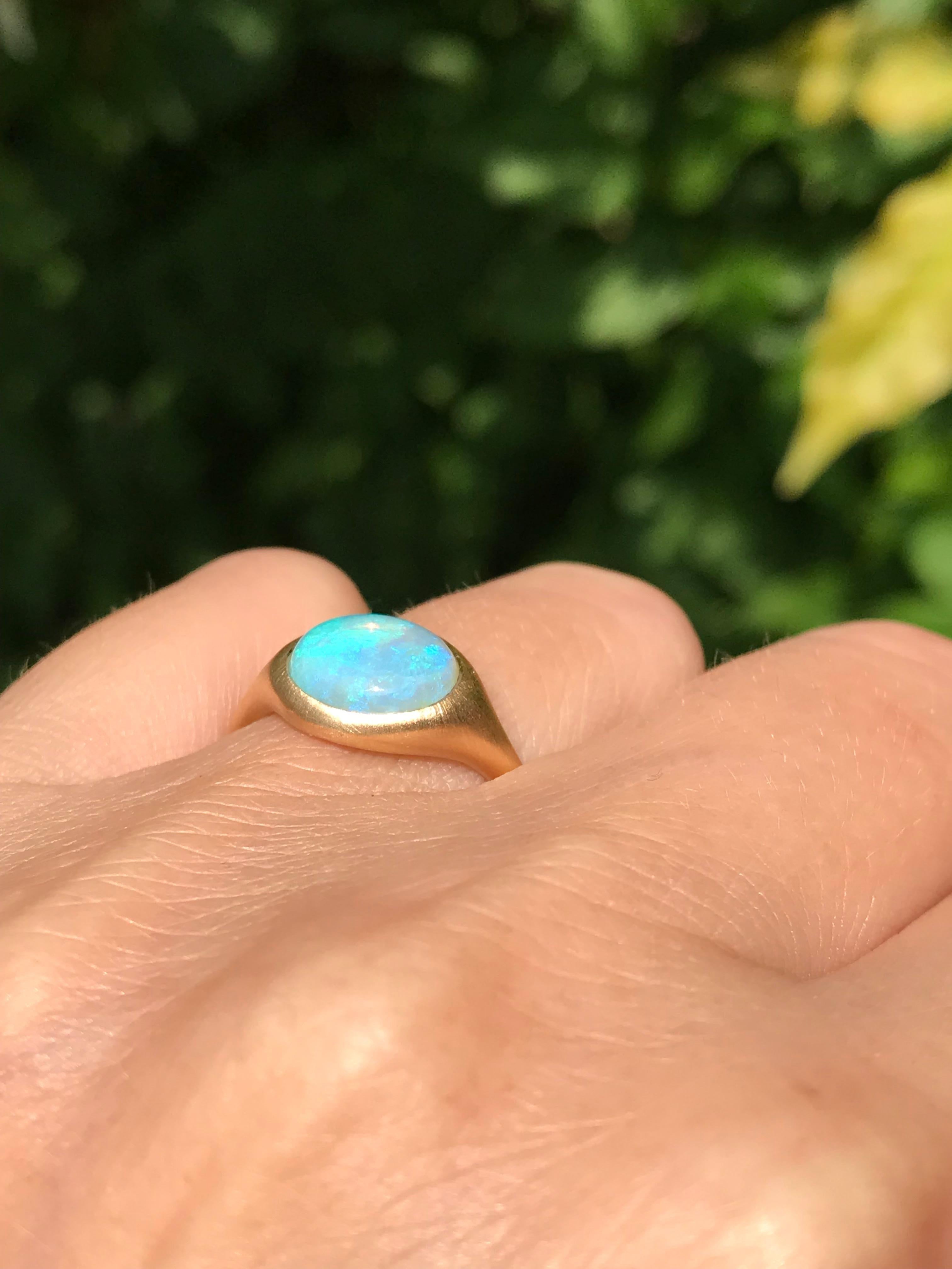 Dalben Oval australischer Kristall-Opal Gelbgoldring mit Opal (Cabochon) im Angebot