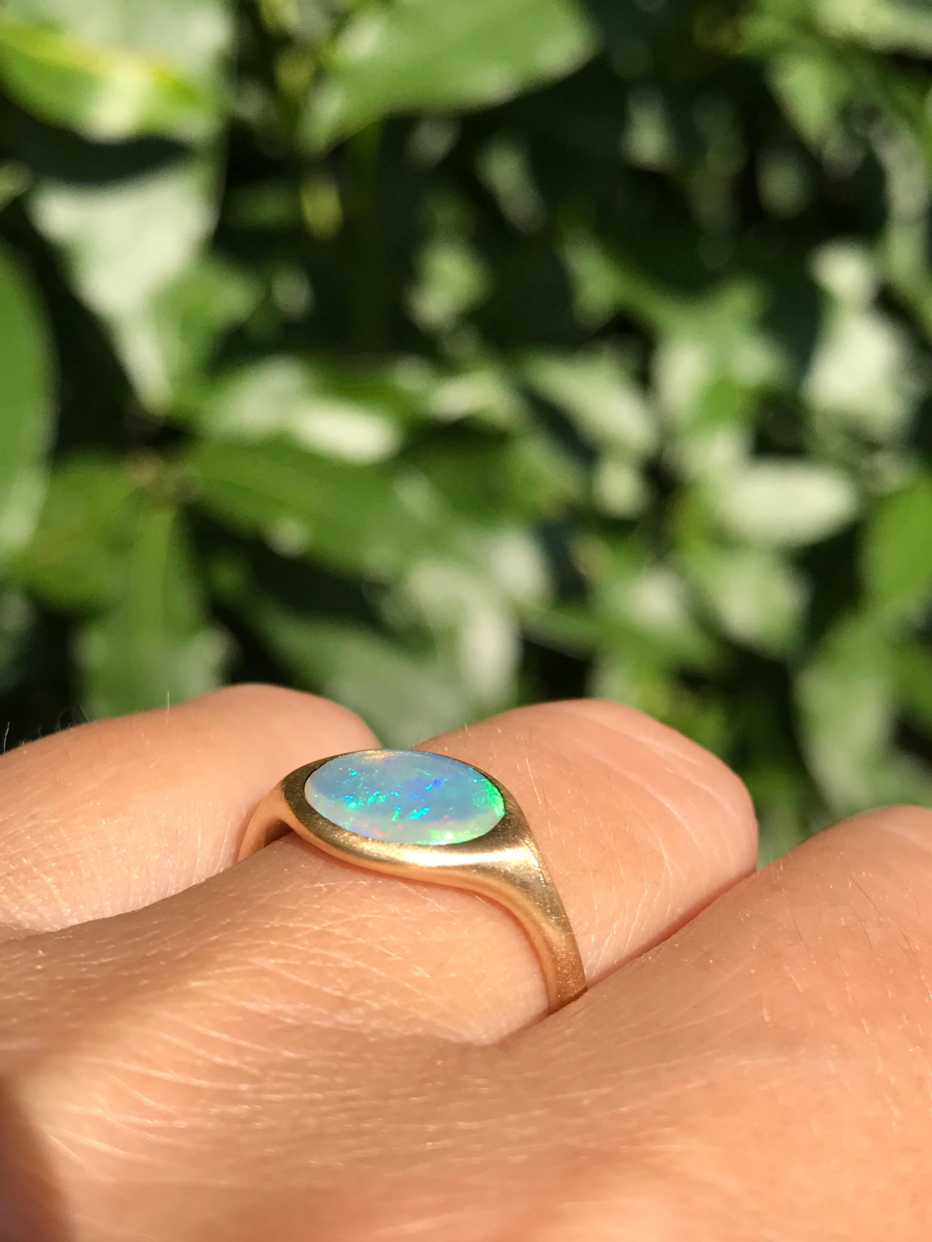 Cabochon Dalben Oval Australian Crystal Opal Yellow Gold Ring For Sale