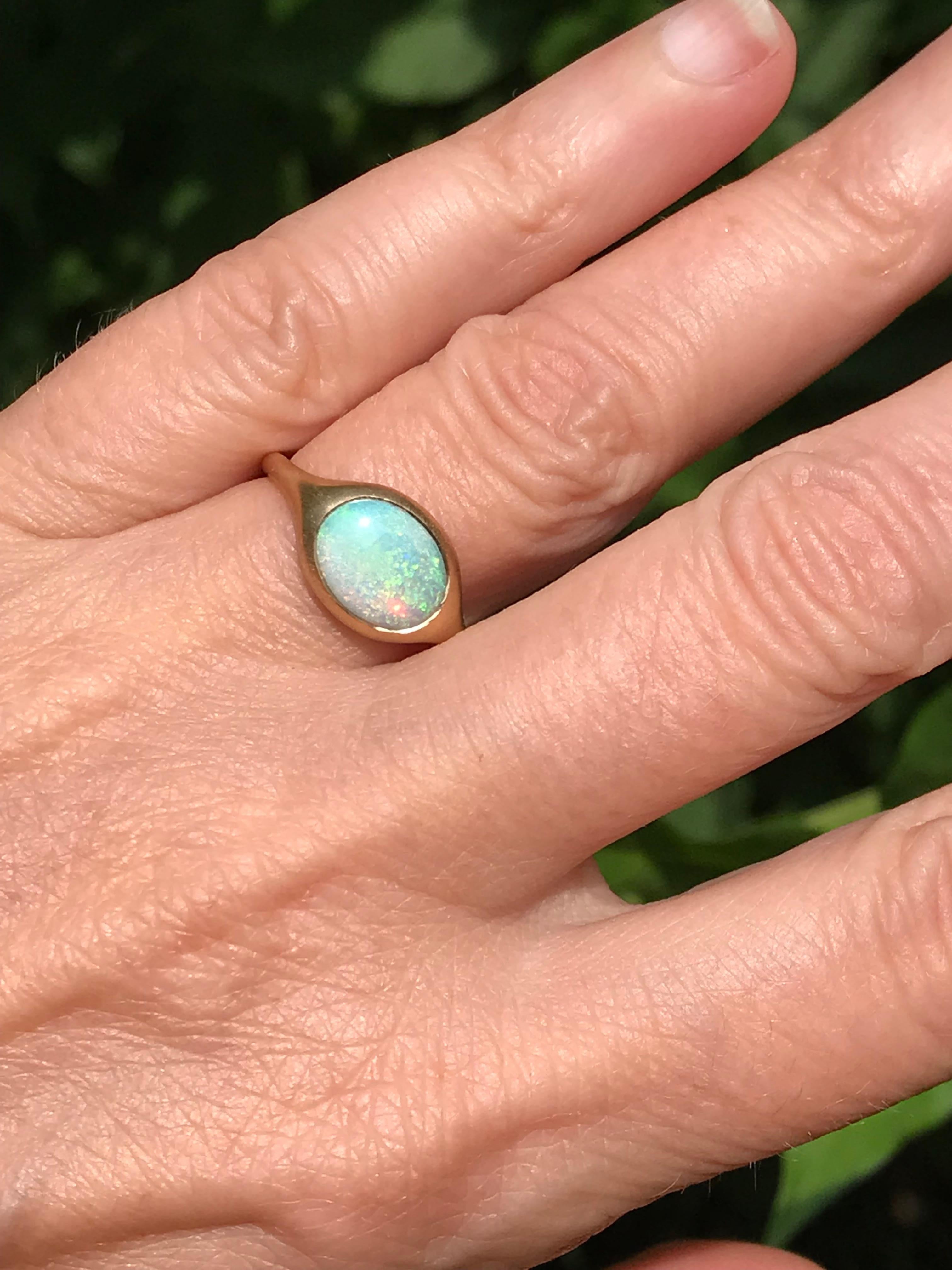 Dalben Oval australischer Kristall-Opal Gelbgoldring mit Opal im Zustand „Neu“ im Angebot in Como, IT