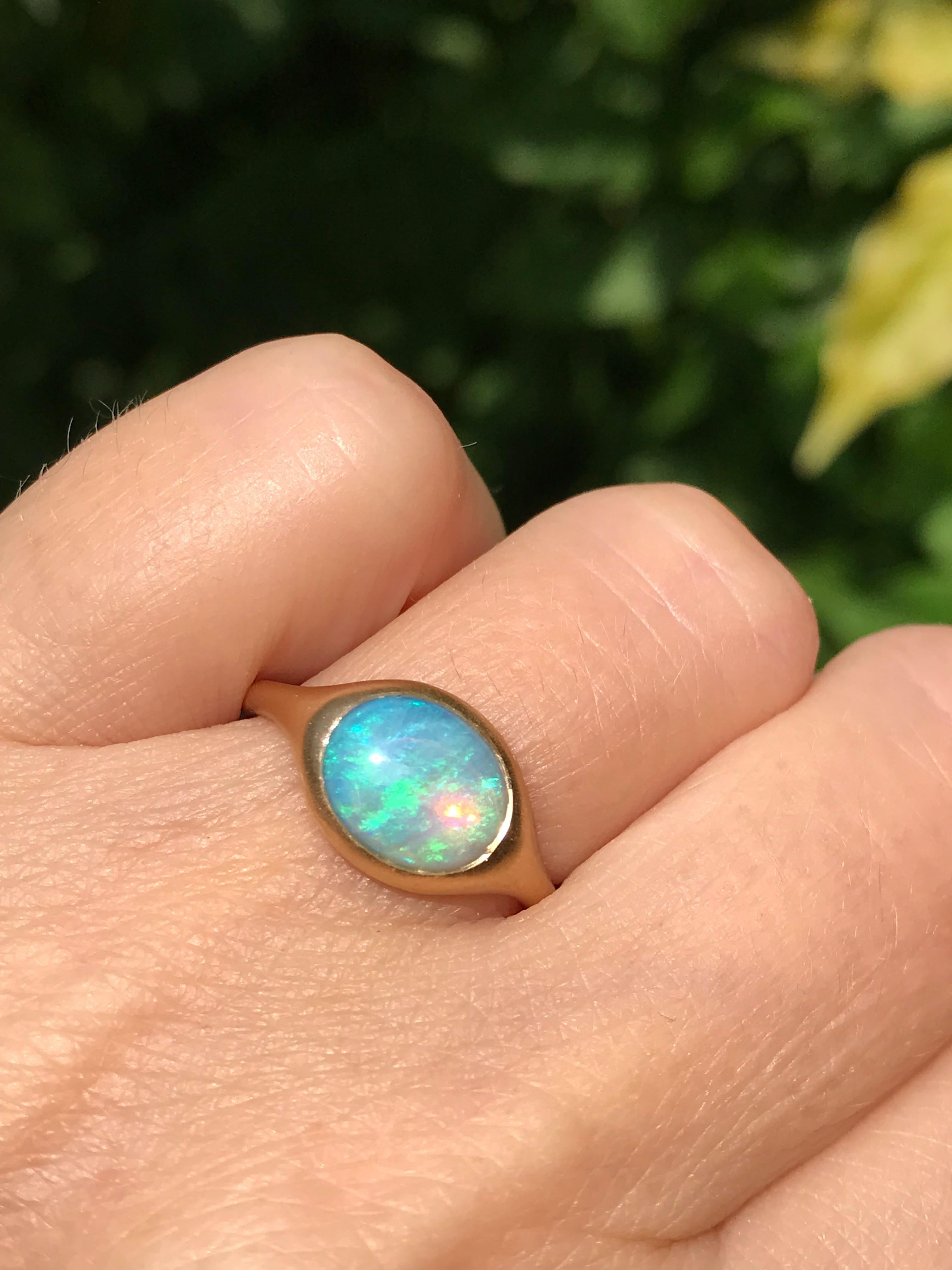 Dalben Oval australischer Kristall-Opal Gelbgoldring mit Opal im Zustand „Neu“ im Angebot in Como, IT