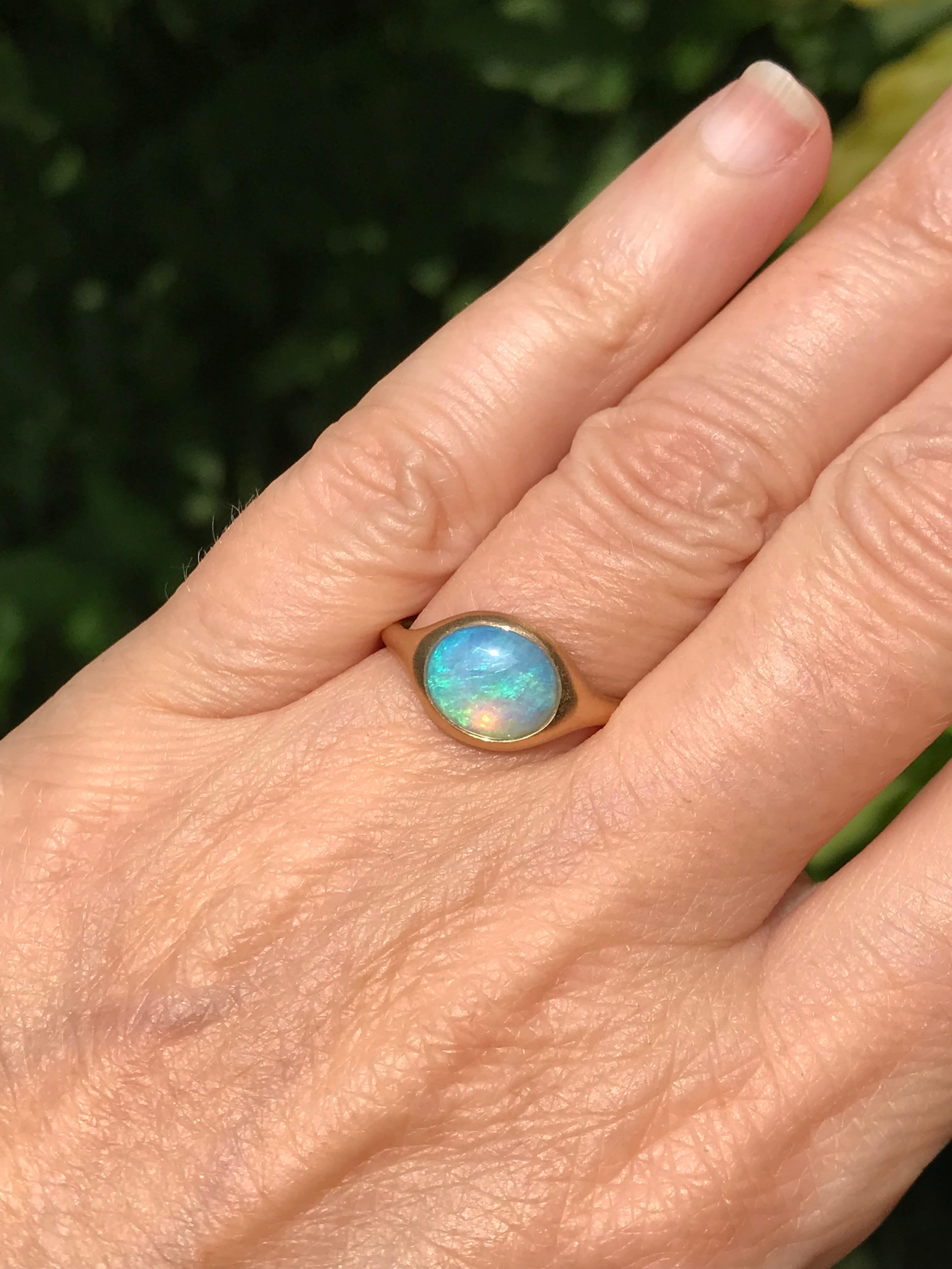 Dalben Oval australischer Kristall-Opal Gelbgoldring mit Opal Damen im Angebot