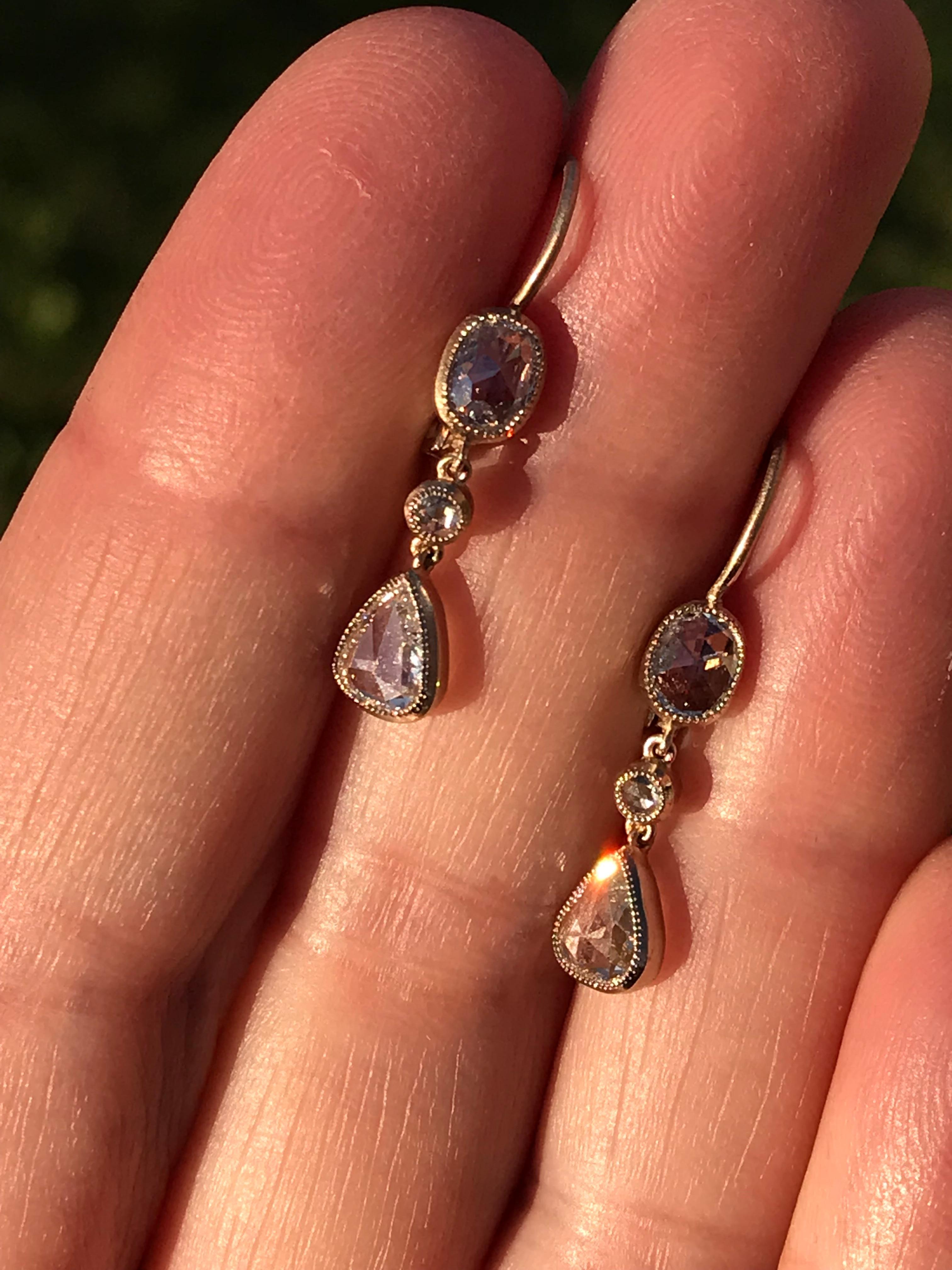 Dalben Design Diamanttropfen-Ohrringe aus 18 kt Weißgold mit 6 weißen Diamanten im Rosenschliff mit Mischform, Gesamtgewicht 1,3  Karat.
Abmessungen der Ohrringe:
maximale Breite 5,6 mm ,
Höhe ohne Hebelarm 18,4 mm
Höhe mit Hebelarm 26,3 mm
Die