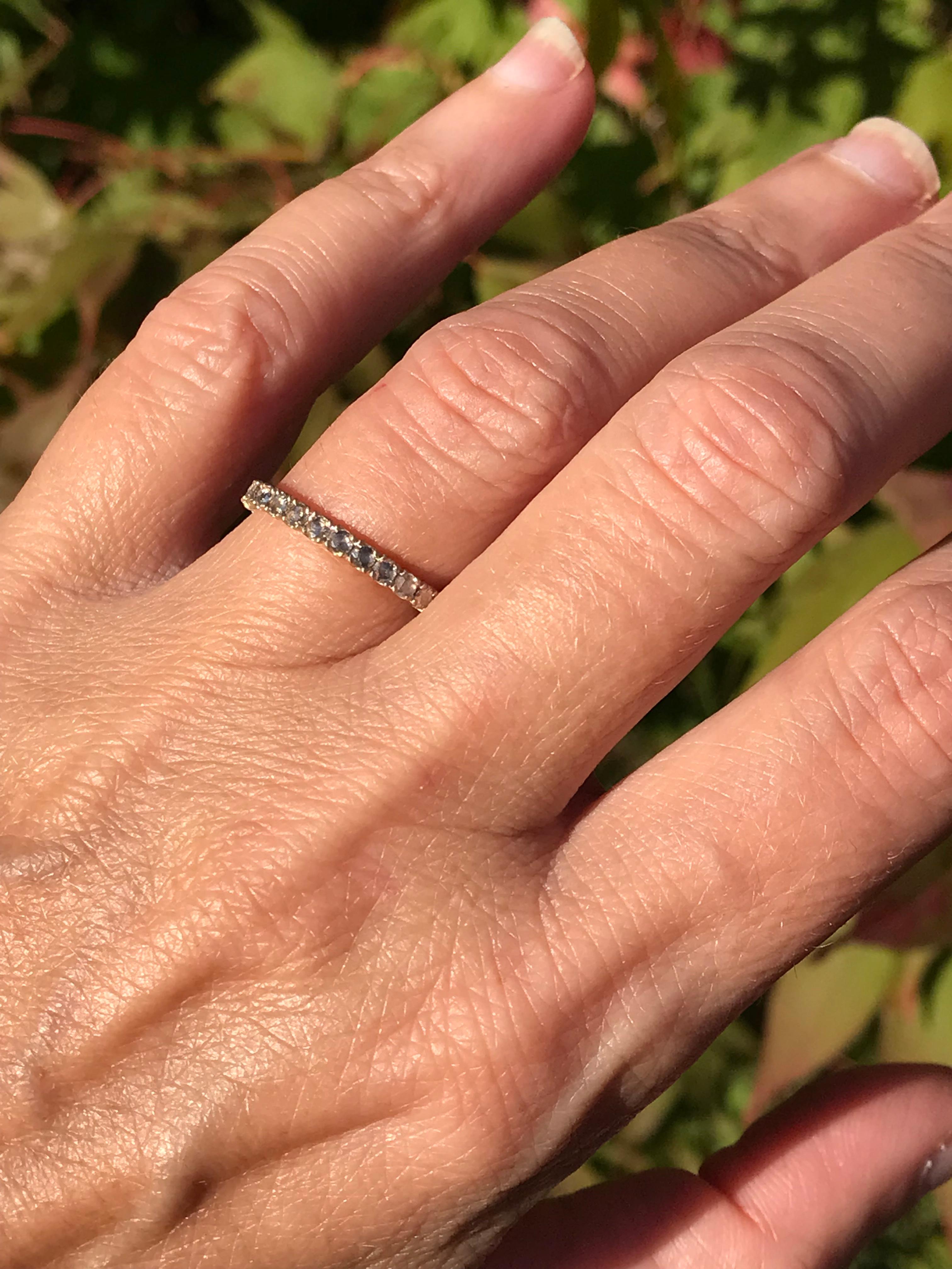 Contemporain Dalben Bague à petit anneau en or blanc avec diamants taille rose en vente