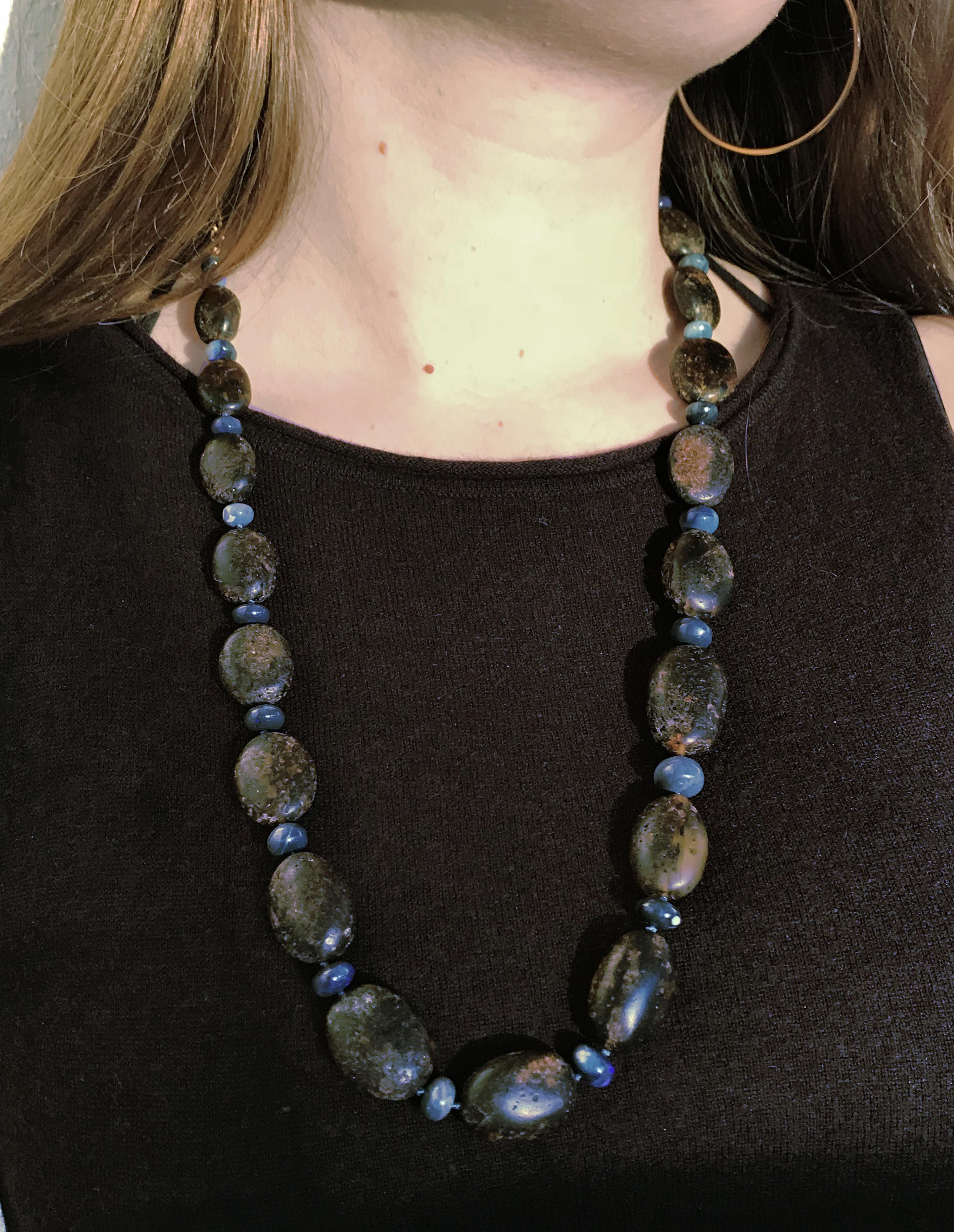 Collier design Dalben composé d'une grosse perle d'ambre baltique brut, d'une perle d'opales australiennes bleu-gris et d'une perle en or rose 18 k  fermoir. 
La longueur du collier est de 71 cm (28 pouces).
Dimensions des perles : ambre 17-12 mm ,