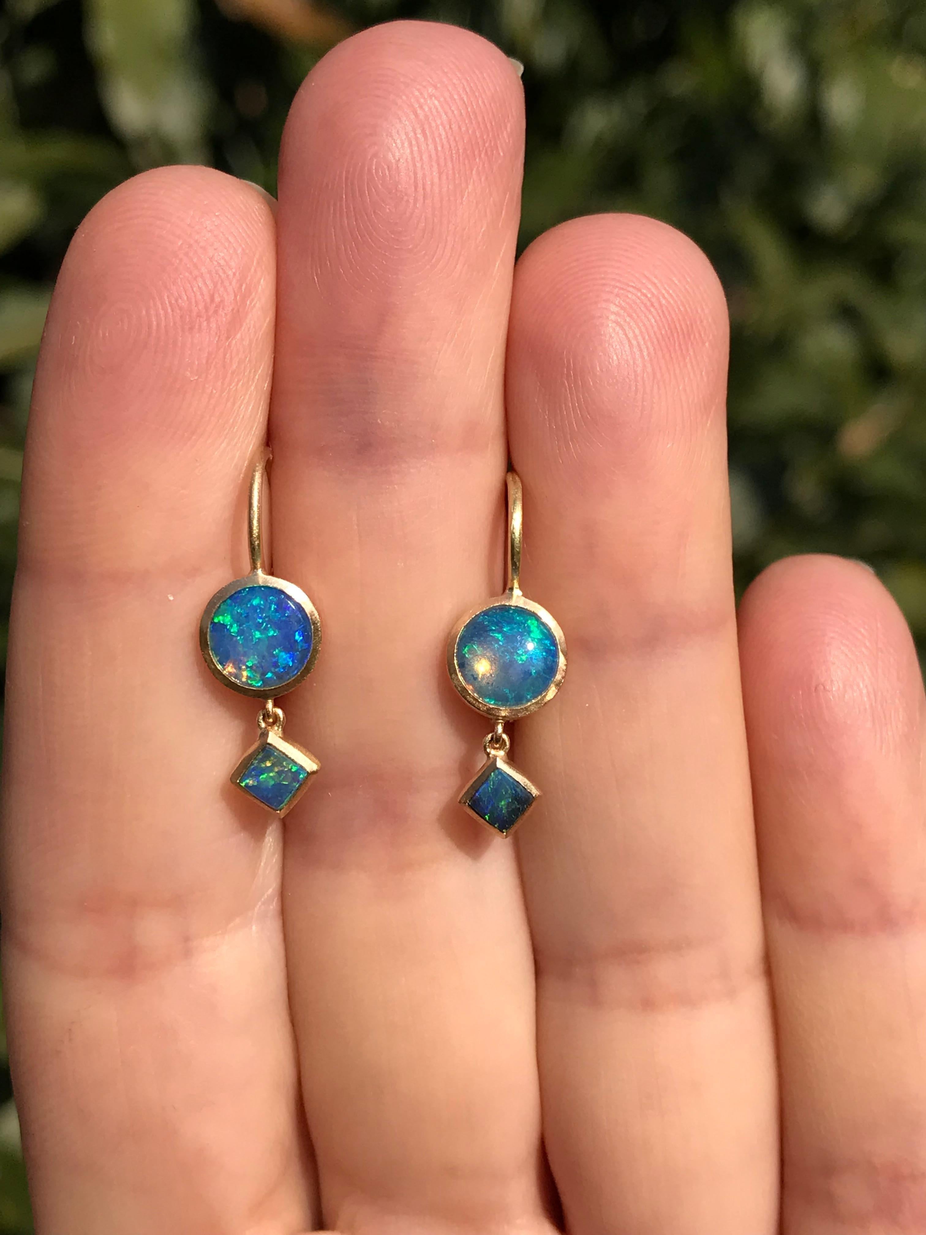 Dalben Entwurf  18 Karat Gelbgold, satiniert, mit zwei runden Opalen im Cabochon-Schliff und zwei blauen australischen Opalen im Quadratschliff, Gewicht 1,04 Karat. 
Abmessungen des Lünettensteins  7,1 mm .
Höhe mit Hebelarm 21 mm
Die Ohrringe