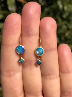 Dalben runde und quadratische Ohrringe mit australischem Opal aus Gelbgold