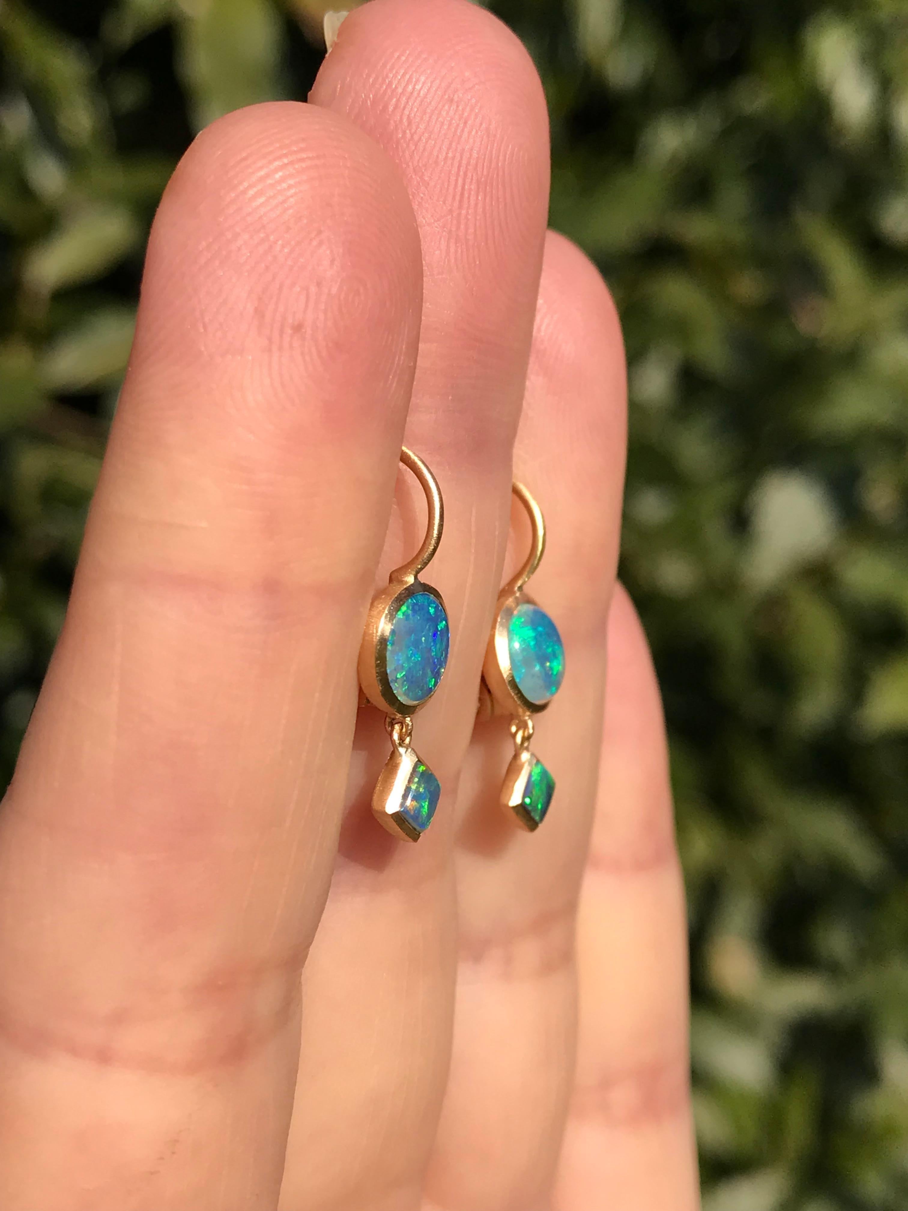 Dalben runde und quadratische Ohrringe mit australischem Opal aus Gelbgold (Zeitgenössisch) im Angebot