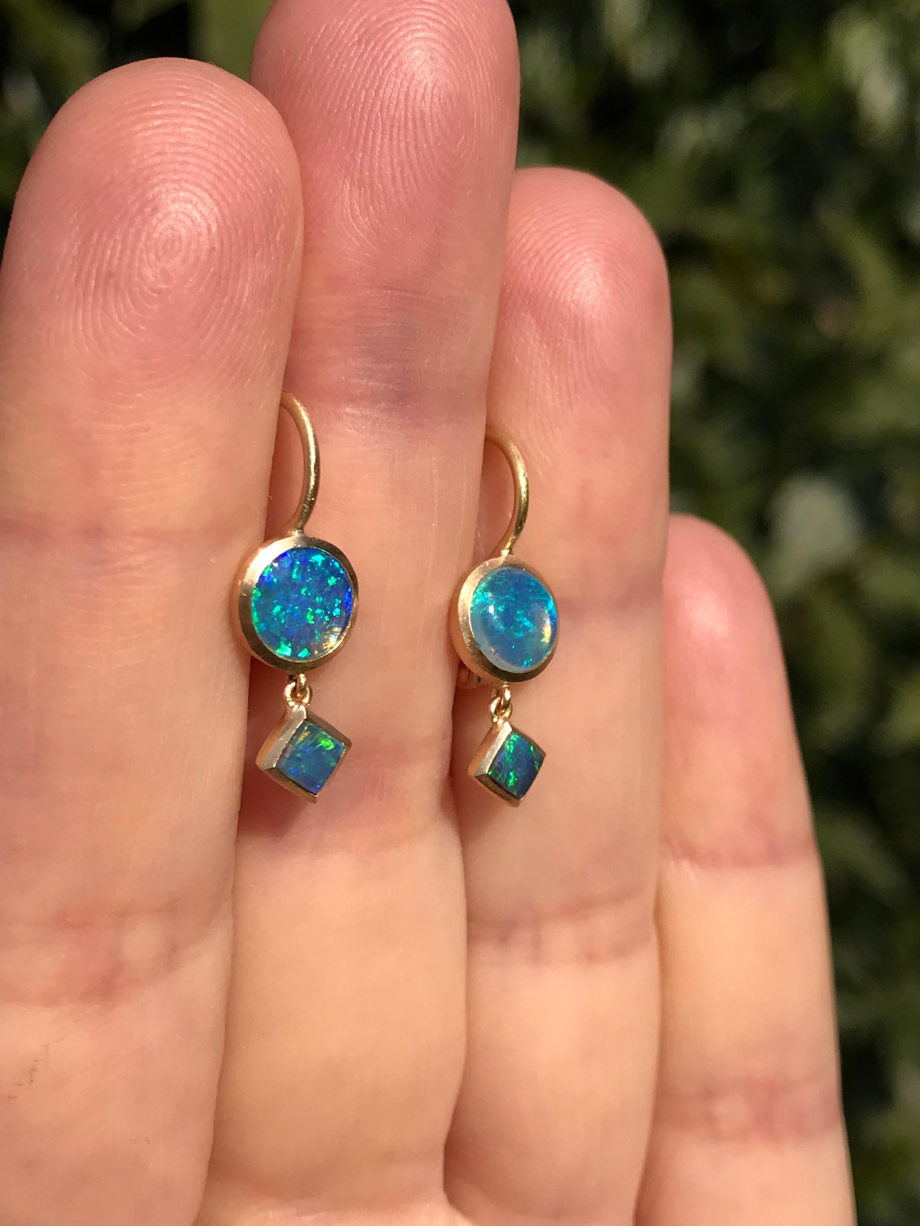Dalben runde und quadratische Ohrringe mit australischem Opal aus Gelbgold (Cabochon) im Angebot